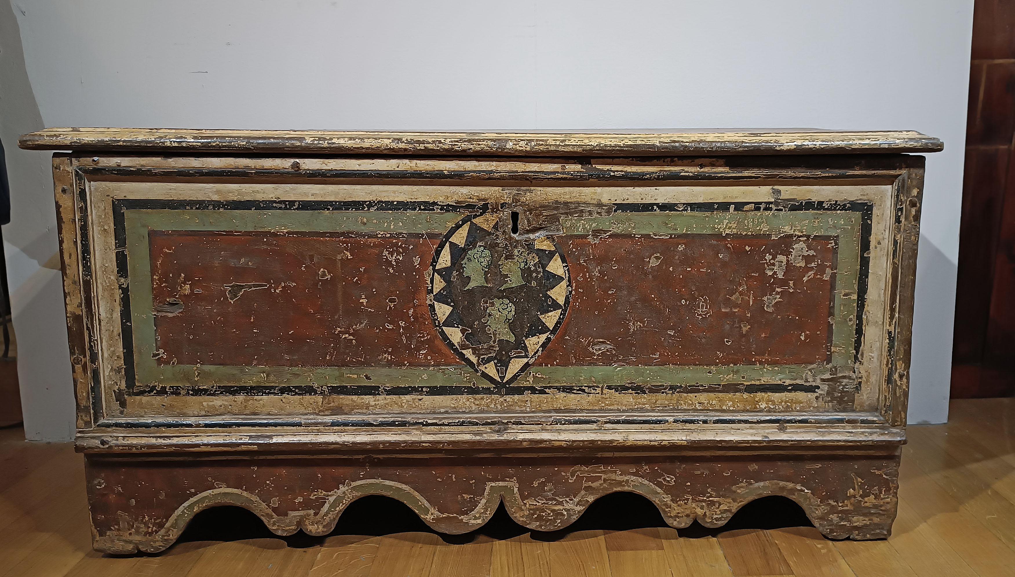 cassettone dipinto della seconda metà del XVII secolo in vendita 4