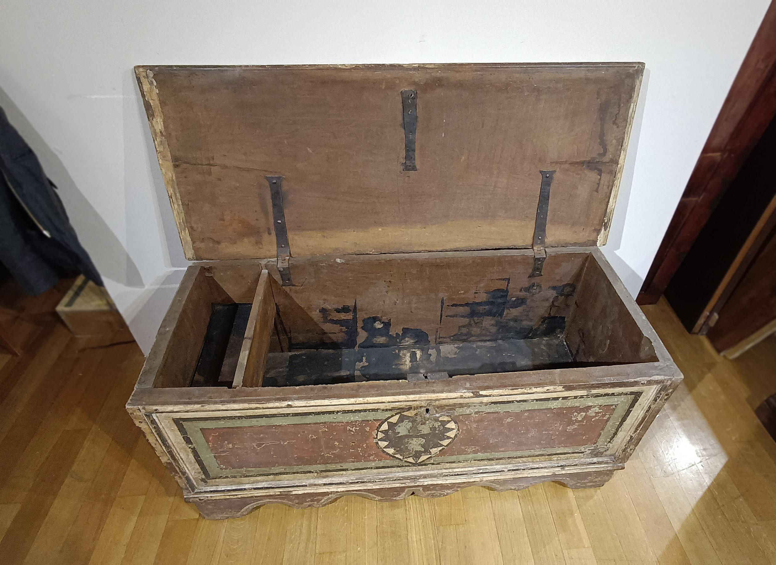 Intagliato a mano cassettone dipinto della seconda metà del XVII secolo in vendita