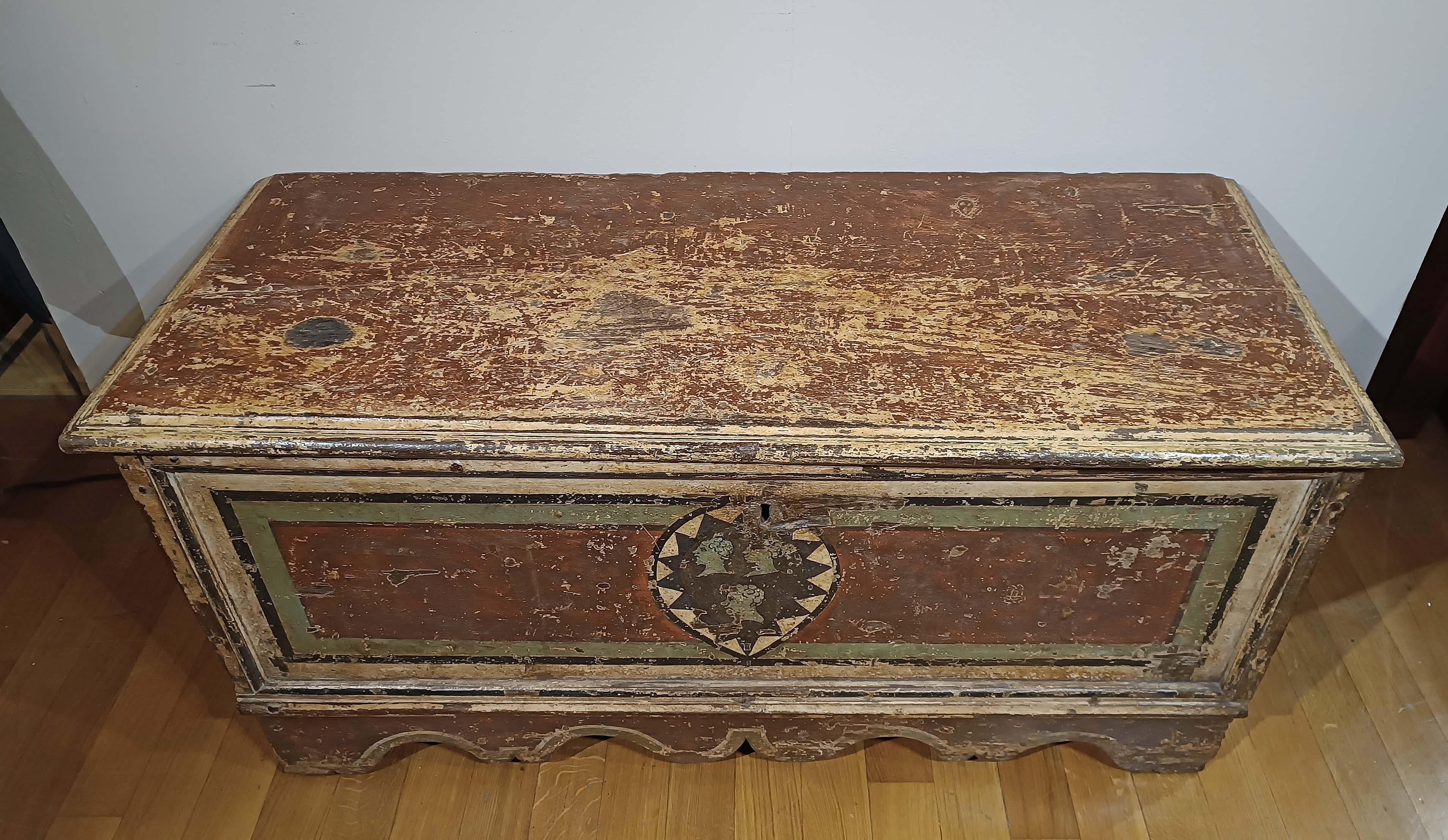 cassettone dipinto della seconda metà del XVII secolo In condizioni buone in vendita a Firenze, FI