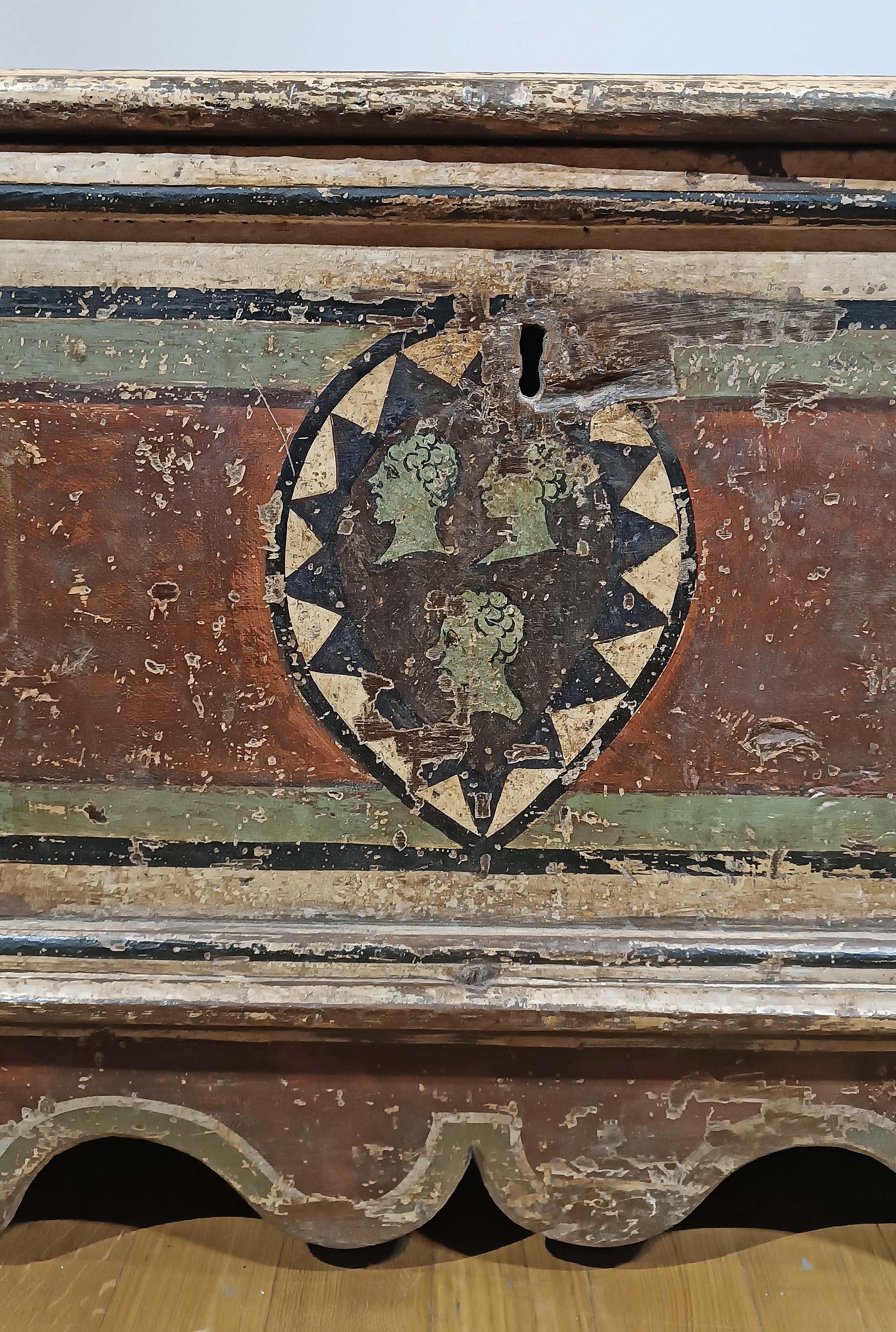 Castagno cassettone dipinto della seconda metà del XVII secolo in vendita