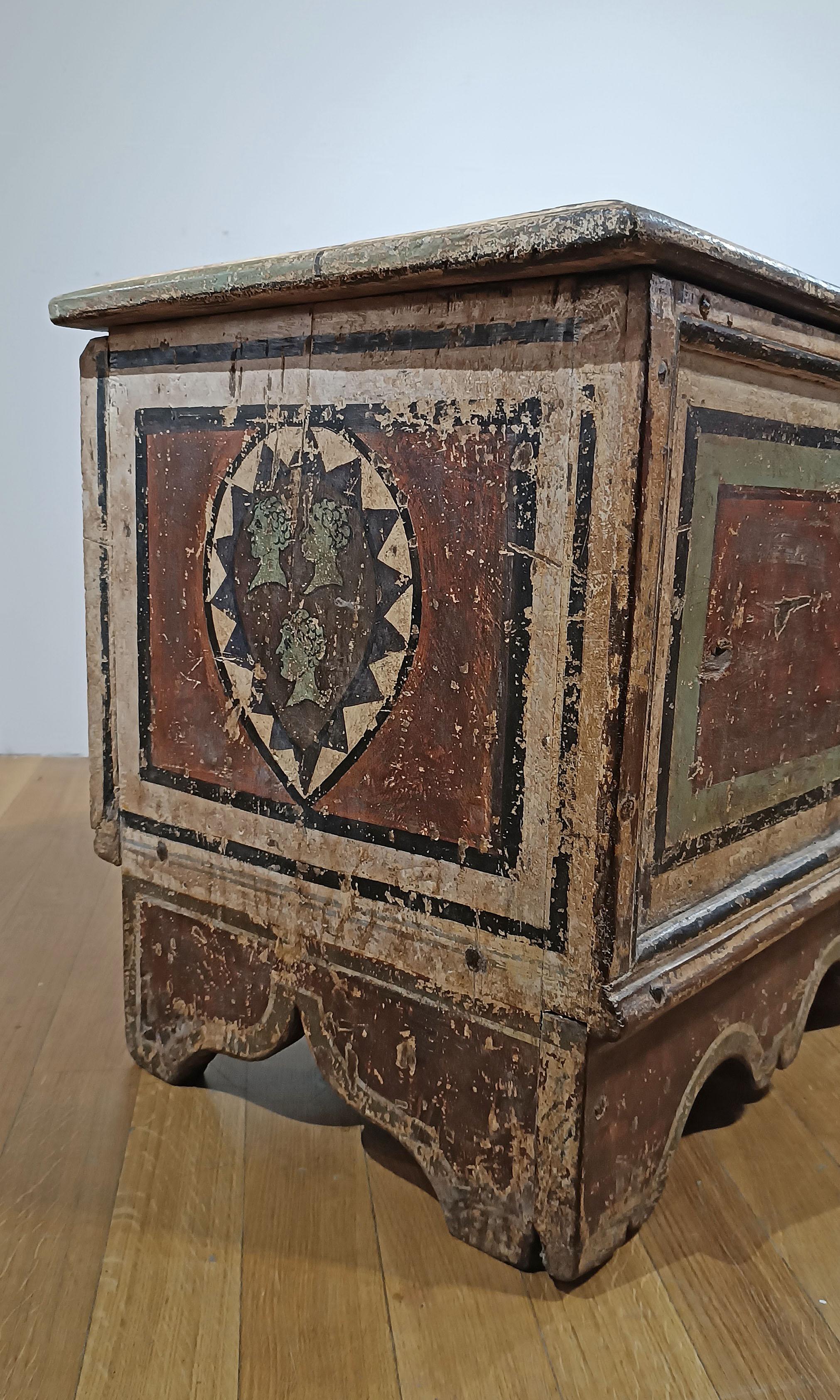 cassettone dipinto della seconda metà del XVII secolo in vendita 1