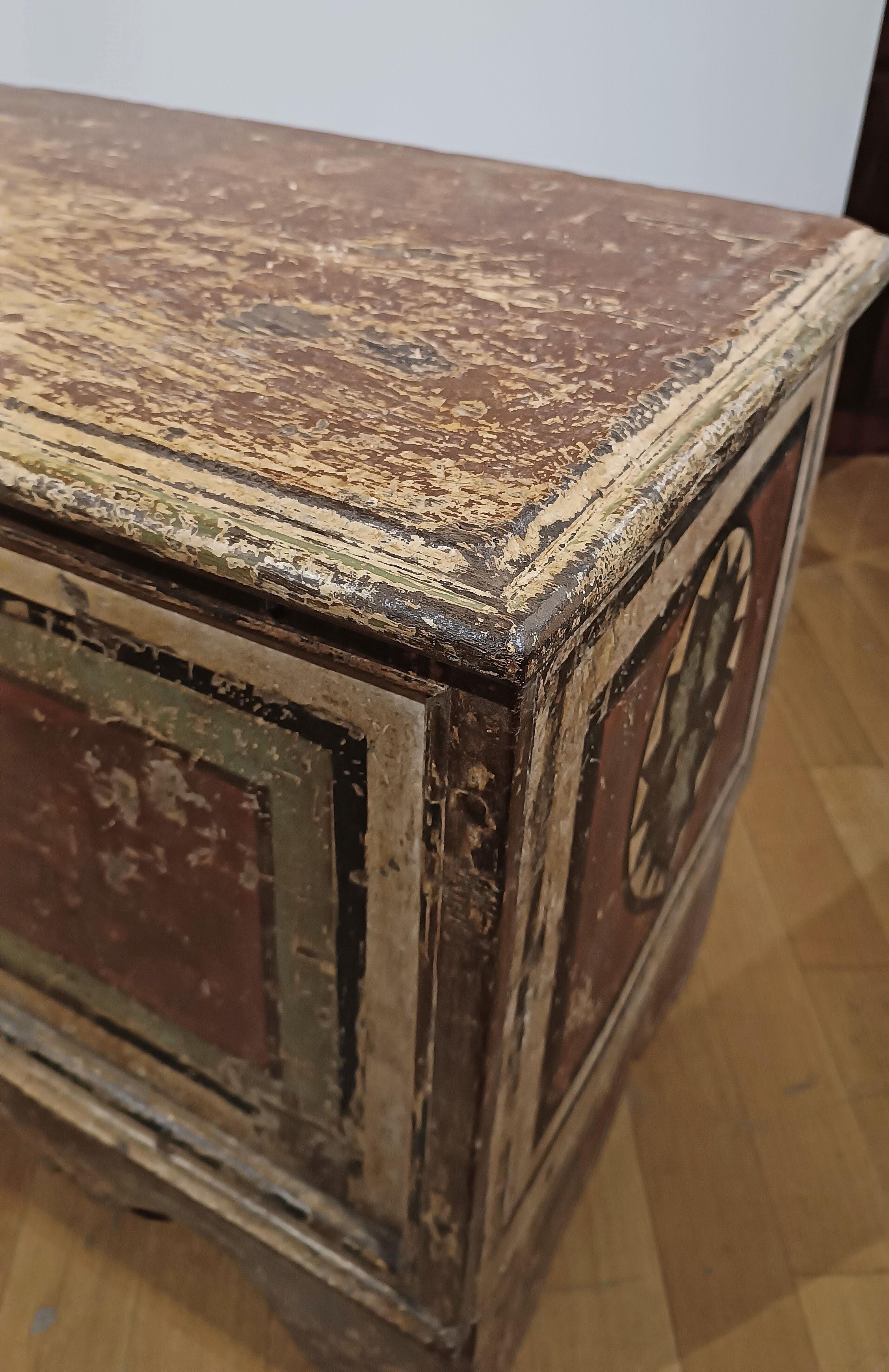 cassettone dipinto della seconda metà del XVII secolo in vendita 2