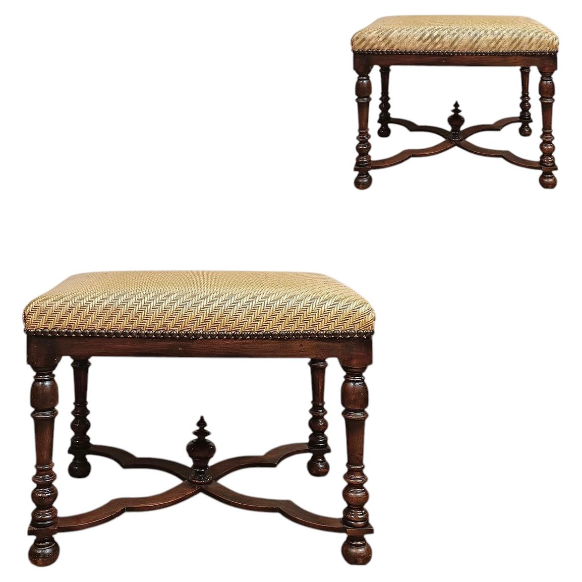 SECOND HALF OF THE 17th CENTURY PAIR OF TURNED WALNUT STOOLS For Sale