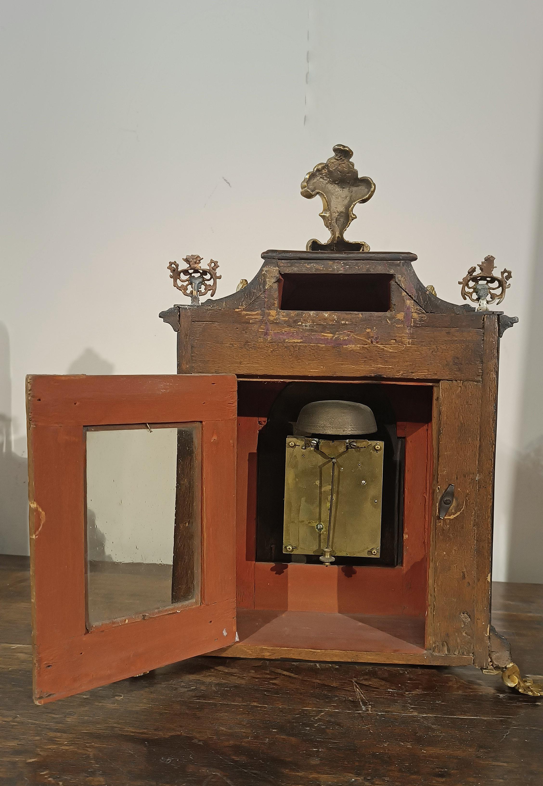 SECOND HALF OF THE 17th CENTURY WALNUT AND GOLDEN BRONZE CLOCK In Good Condition For Sale In Firenze, FI