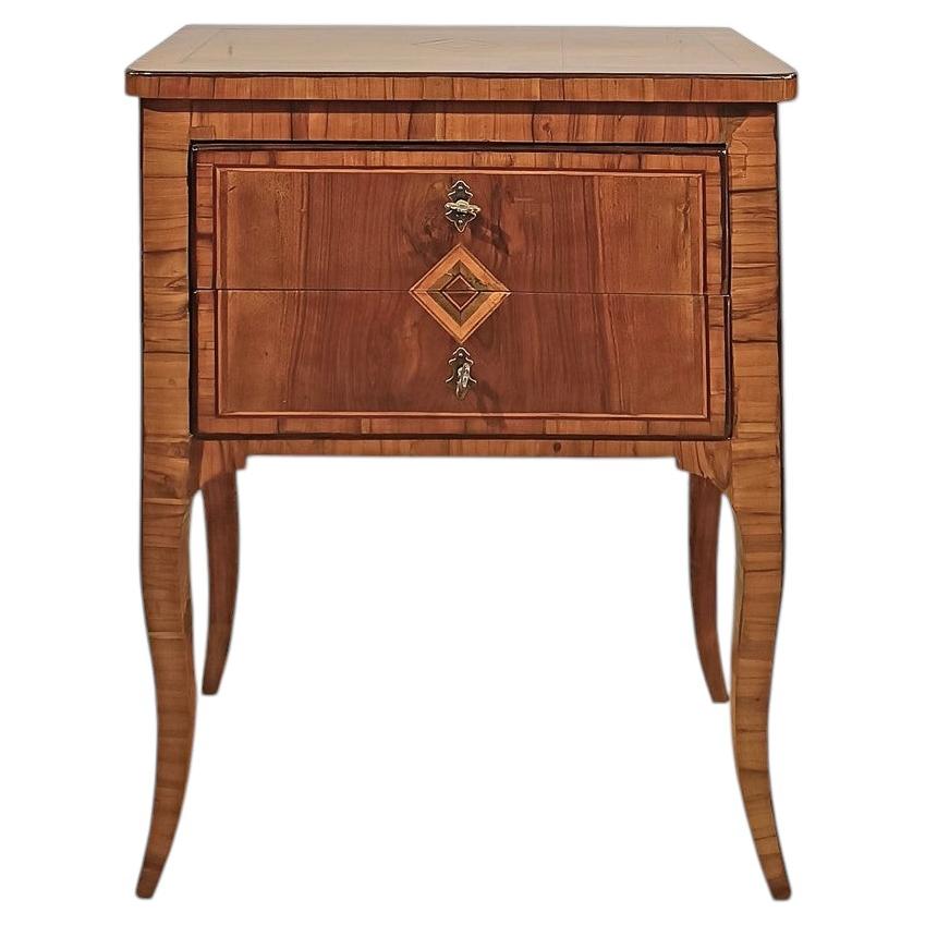 TABLE DE CHEVET DE LA SECONDE MOITIÉ DU XVIIIe SIÈCLE, AVEC MARQUETERIES DE STYLE LOUIS XV-XVI