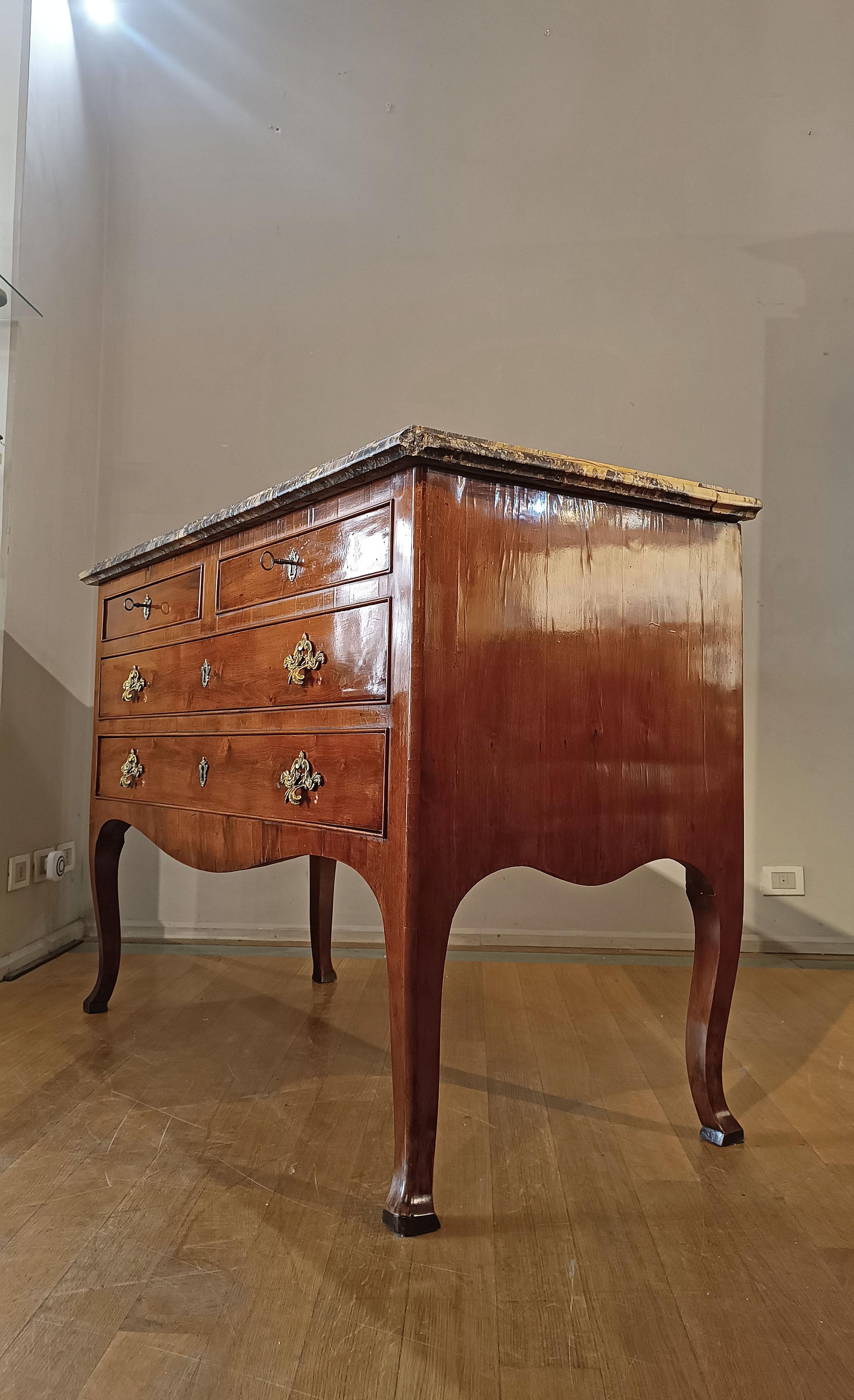 Magnifique commode raffinée en bois massif et placage de cerisier. Les pieds et la jupe incurvés lui confèrent une touche d'élégance, tandis que l'intérieur en peuplier offre une excellente qualité et une durabilité dans le temps. La commode