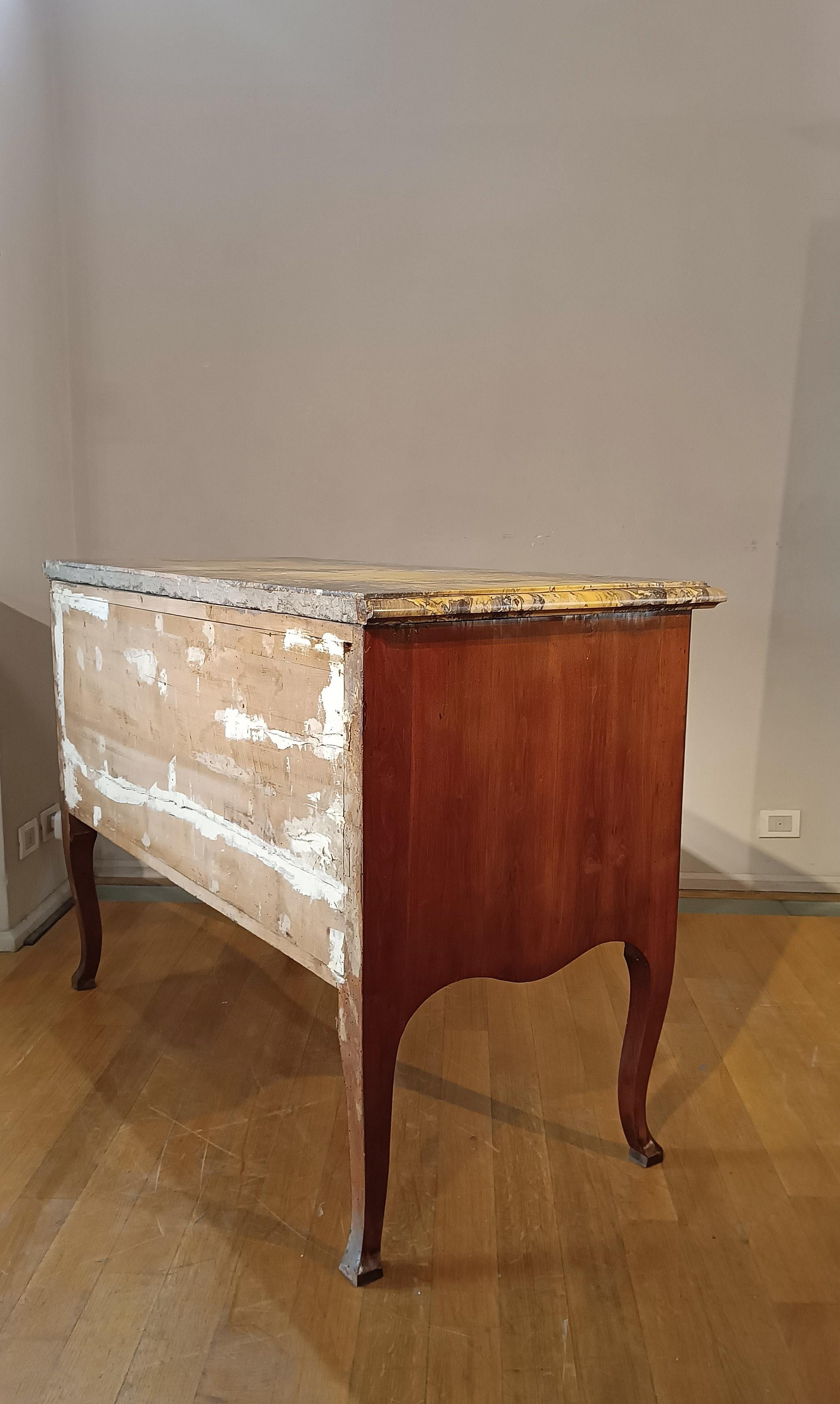 Louis XV SECONDE MOITIÉ DU 18e SIÈCLE COFFRET EN MARBRE SIENESE JAUNE en vente