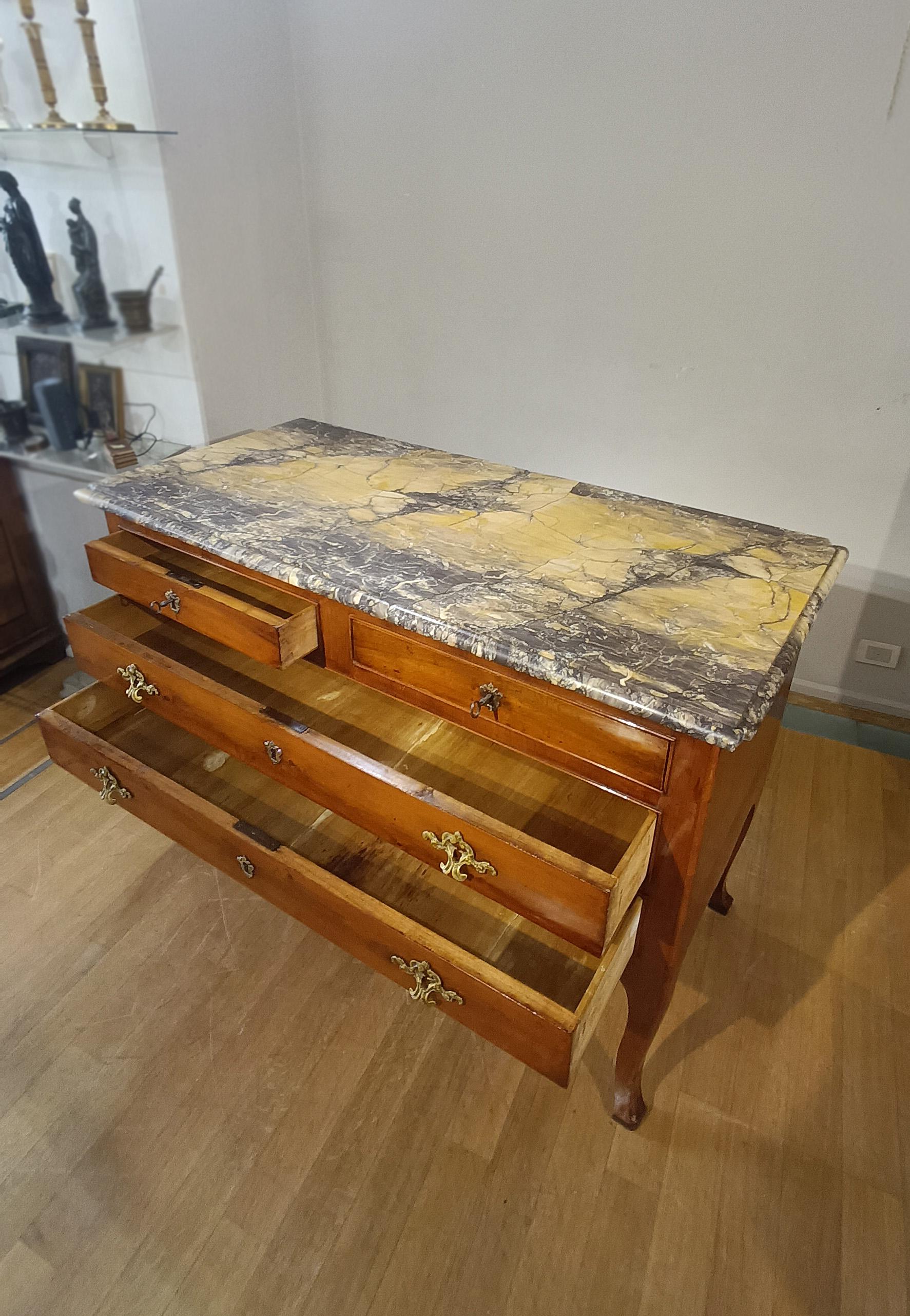 Sculpté à la main SECONDE MOITIÉ DU 18e SIÈCLE COFFRET EN MARBRE SIENESE JAUNE en vente