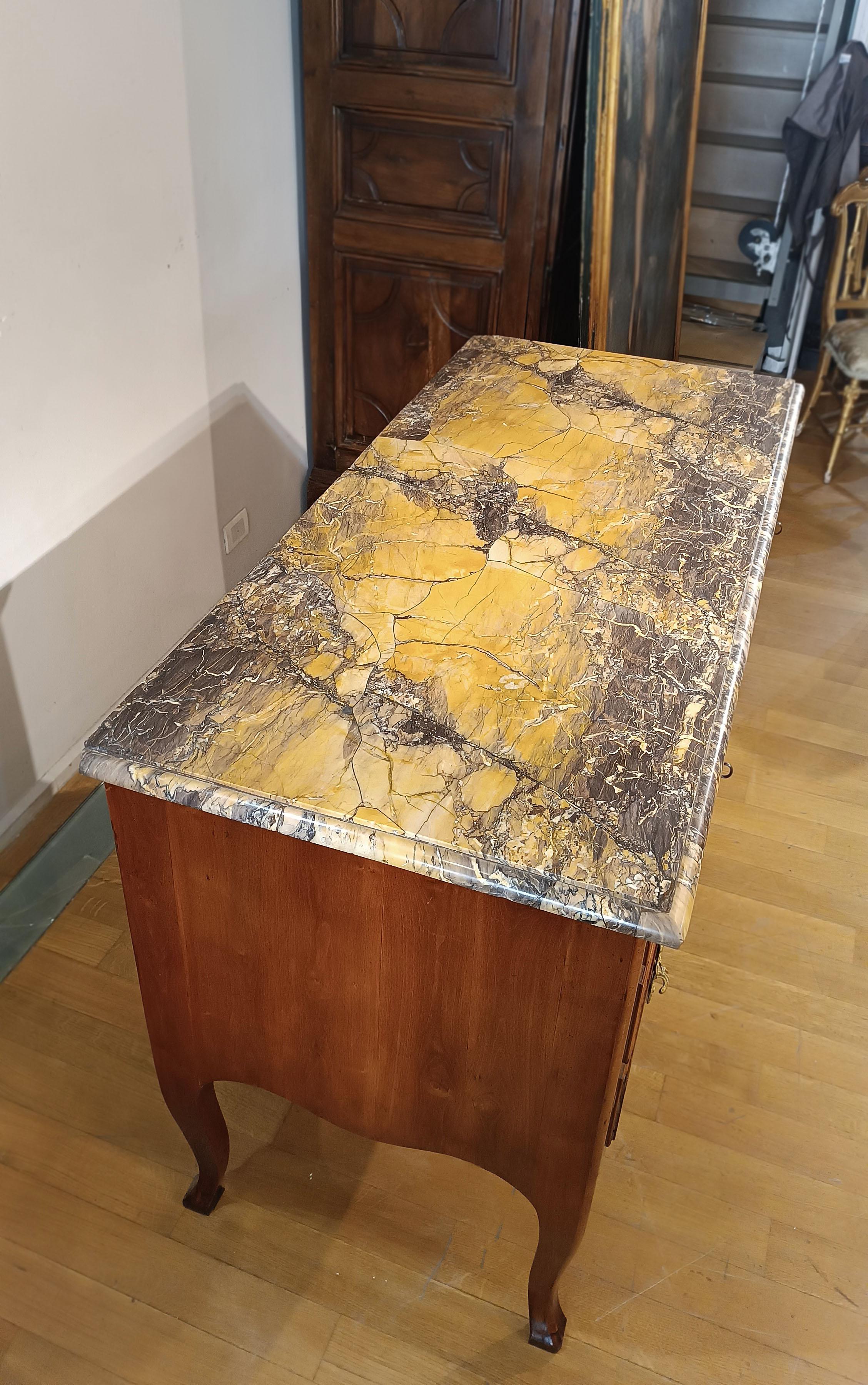 SECONDE MOITIÉ DU 18e SIÈCLE COFFRET EN MARBRE SIENESE JAUNE Bon état - En vente à Firenze, FI