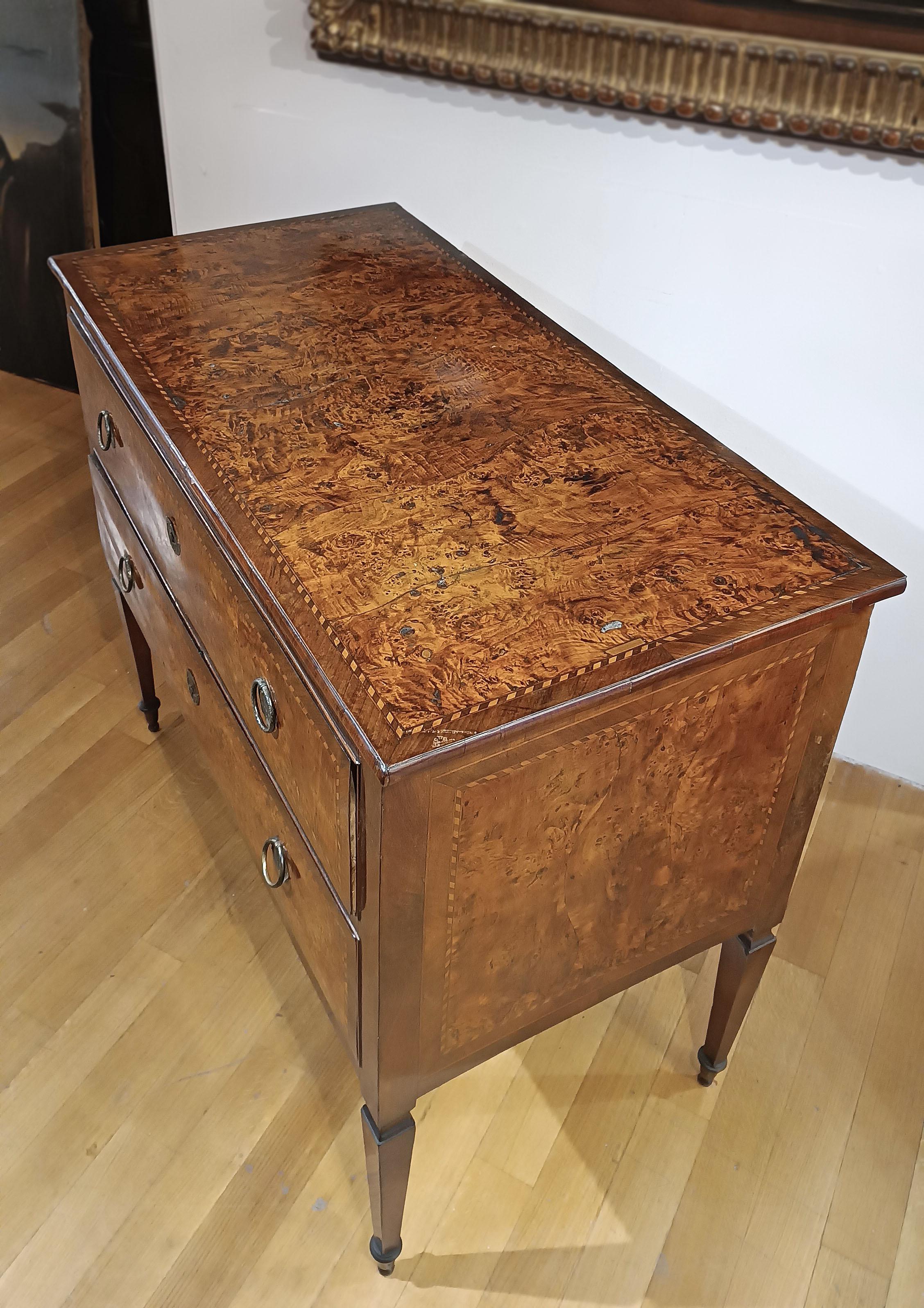 SECOND HALF OF THE 18th CENTURY LOUIS XVI VENEERED CHEST OF DRAWERS In Good Condition For Sale In Firenze, FI