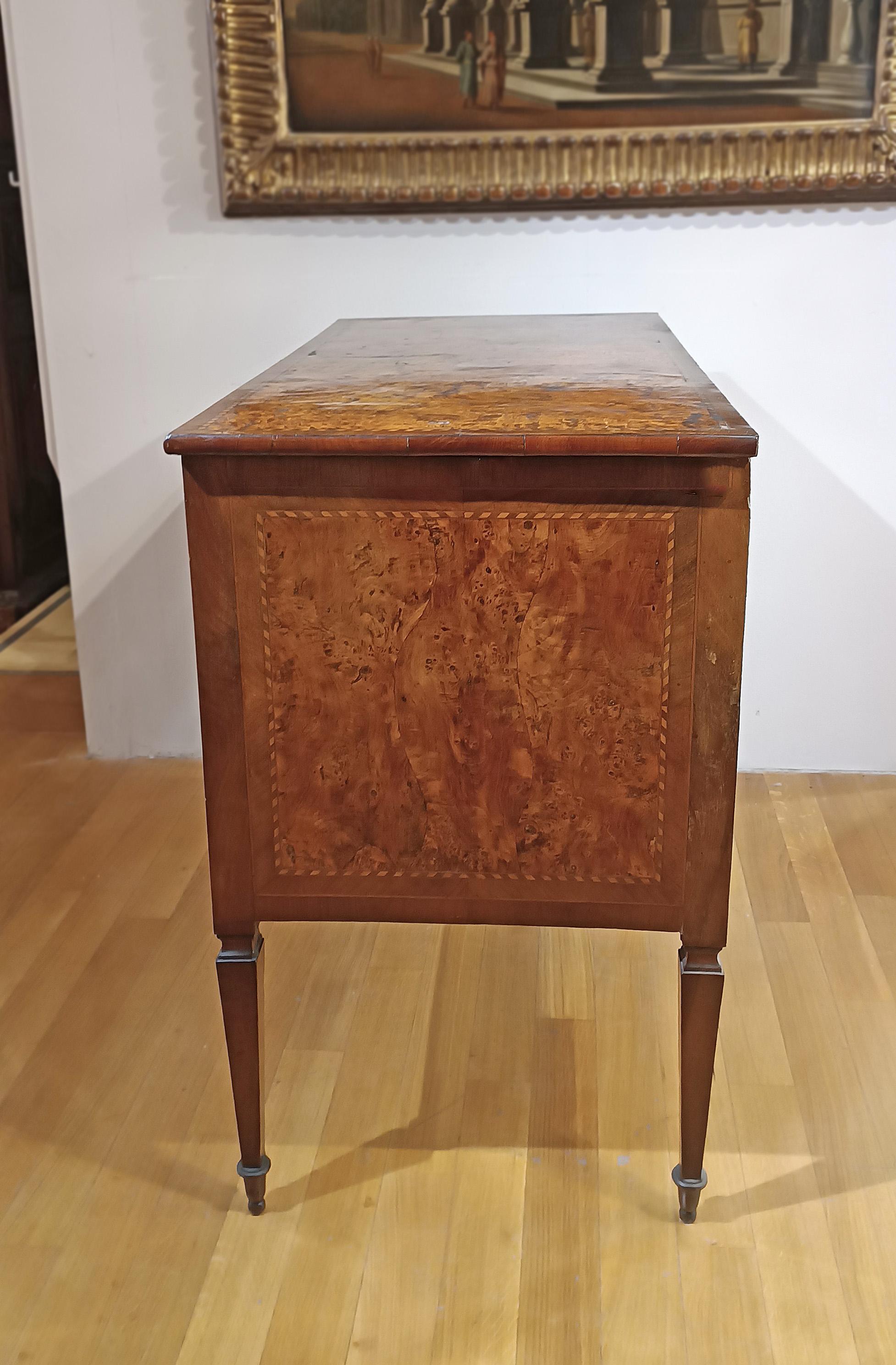 SECOND HALF OF THE 18th CENTURY LOUIS XVI VENEERED CHEST OF DRAWERS For Sale 1