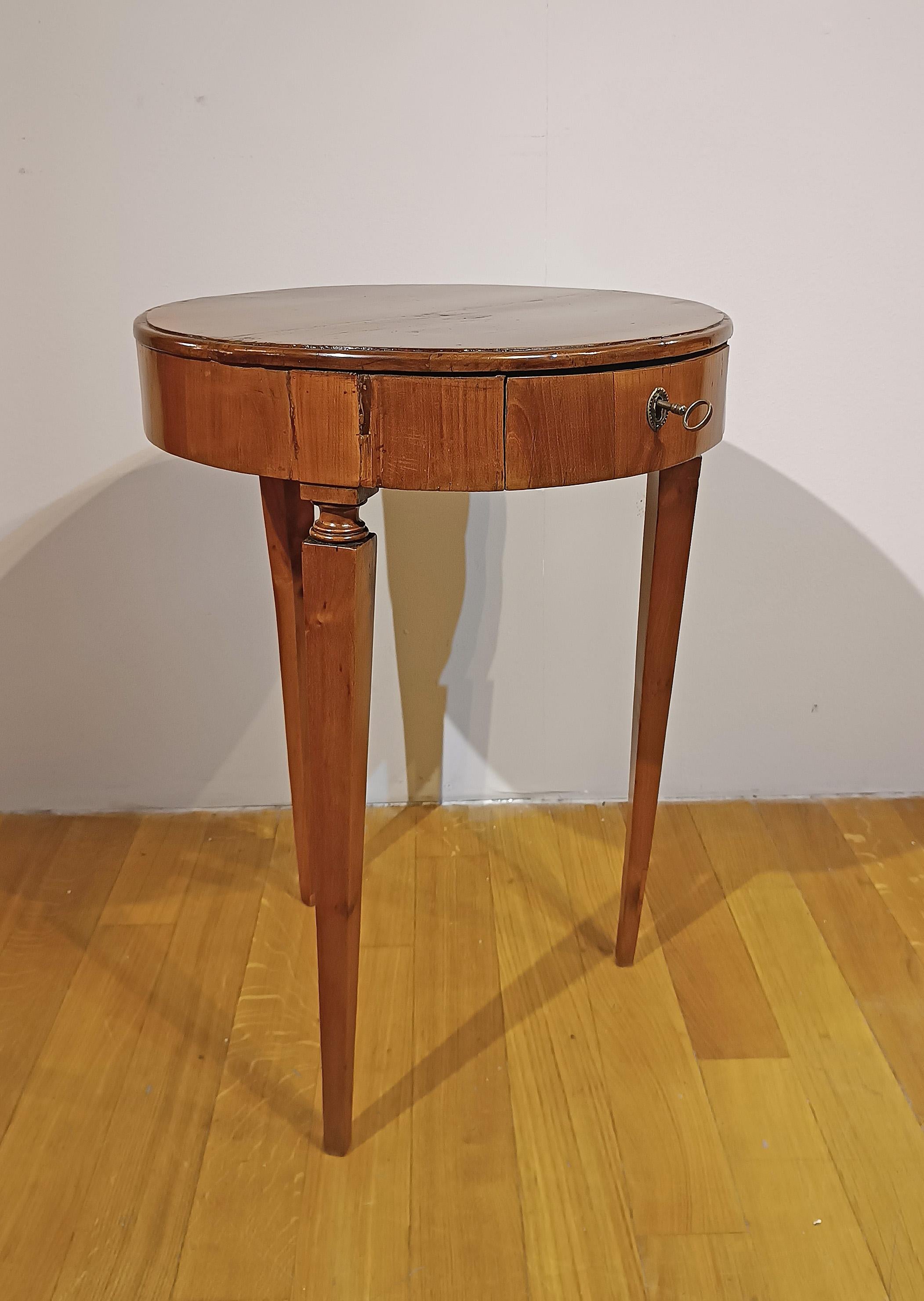 Luigi XVI TAVOLO DA CAFFE' IN NOCE DELLA SECONDA METÀ DEL XVIII SECOLO DI LOUIS XVI in vendita