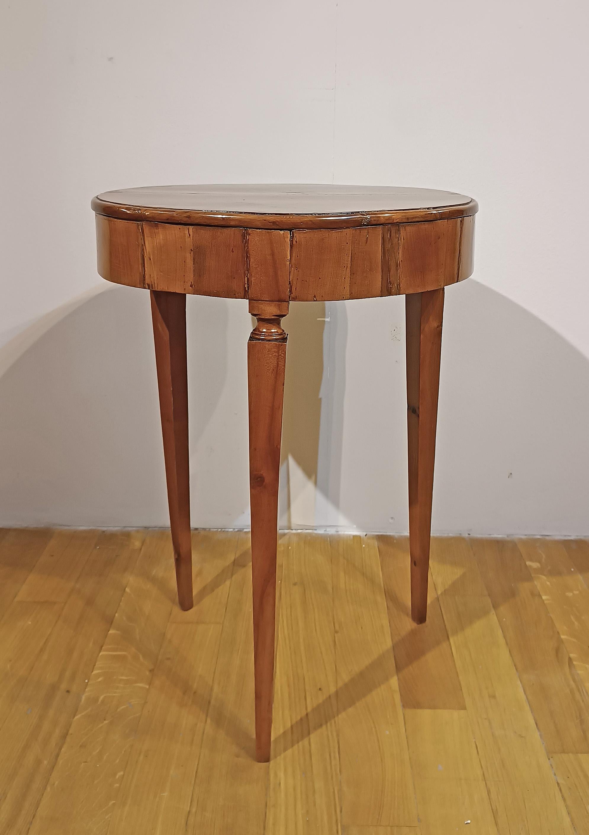 Italiano TAVOLO DA CAFFE' IN NOCE DELLA SECONDA METÀ DEL XVIII SECOLO DI LOUIS XVI in vendita