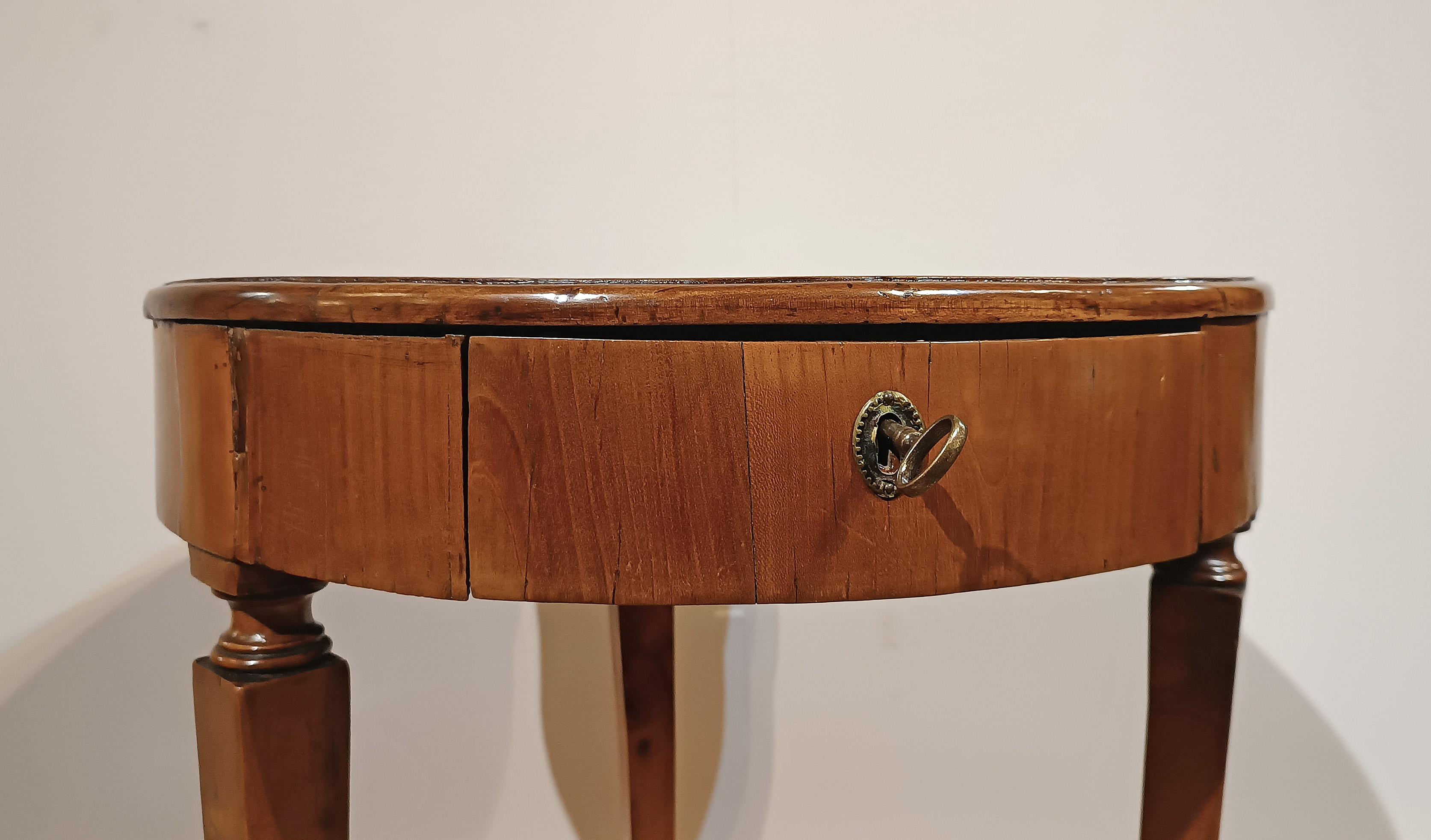 Intagliato a mano TAVOLO DA CAFFE' IN NOCE DELLA SECONDA METÀ DEL XVIII SECOLO DI LOUIS XVI in vendita