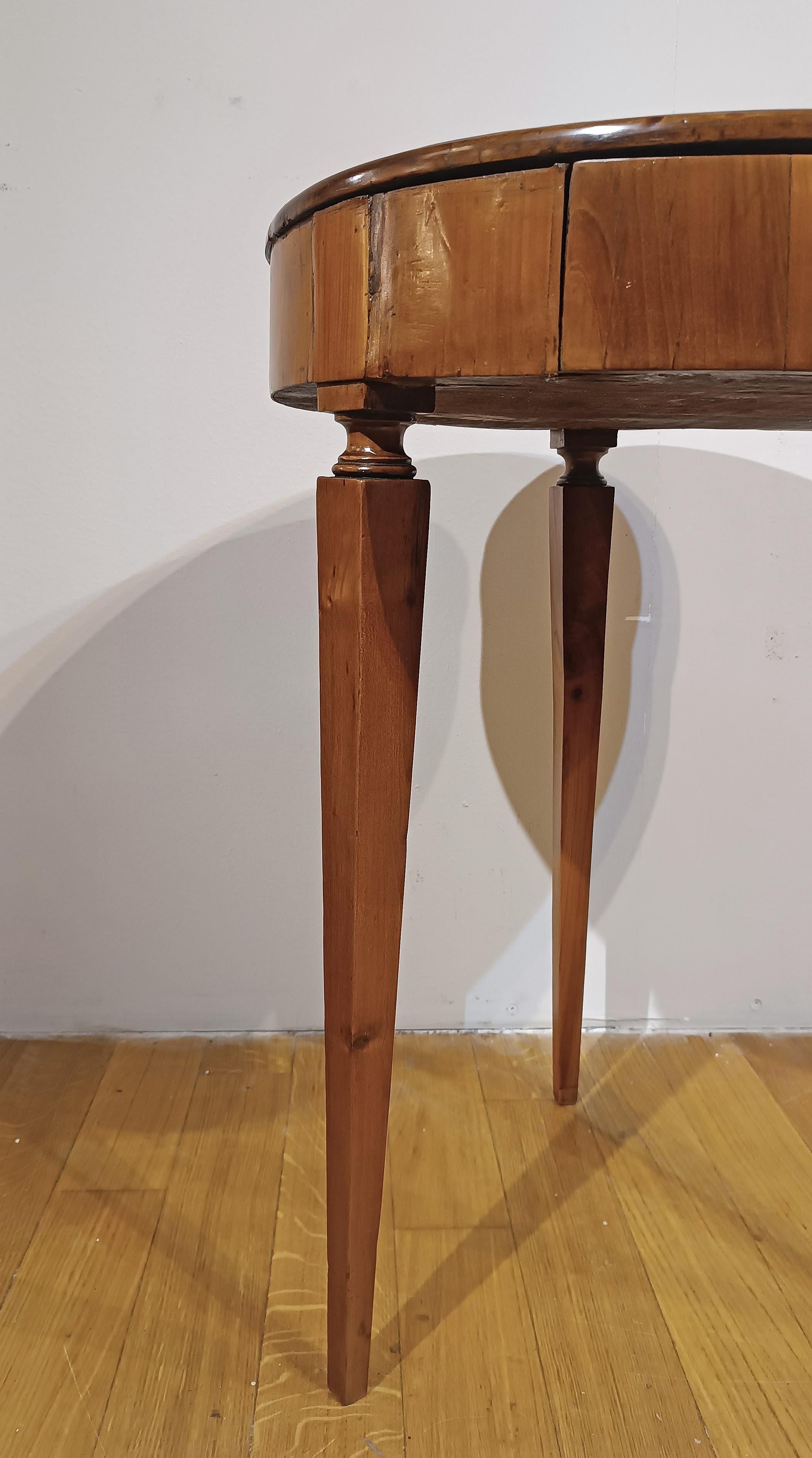 TAVOLO DA CAFFE' IN NOCE DELLA SECONDA METÀ DEL XVIII SECOLO DI LOUIS XVI In condizioni buone in vendita a Firenze, FI