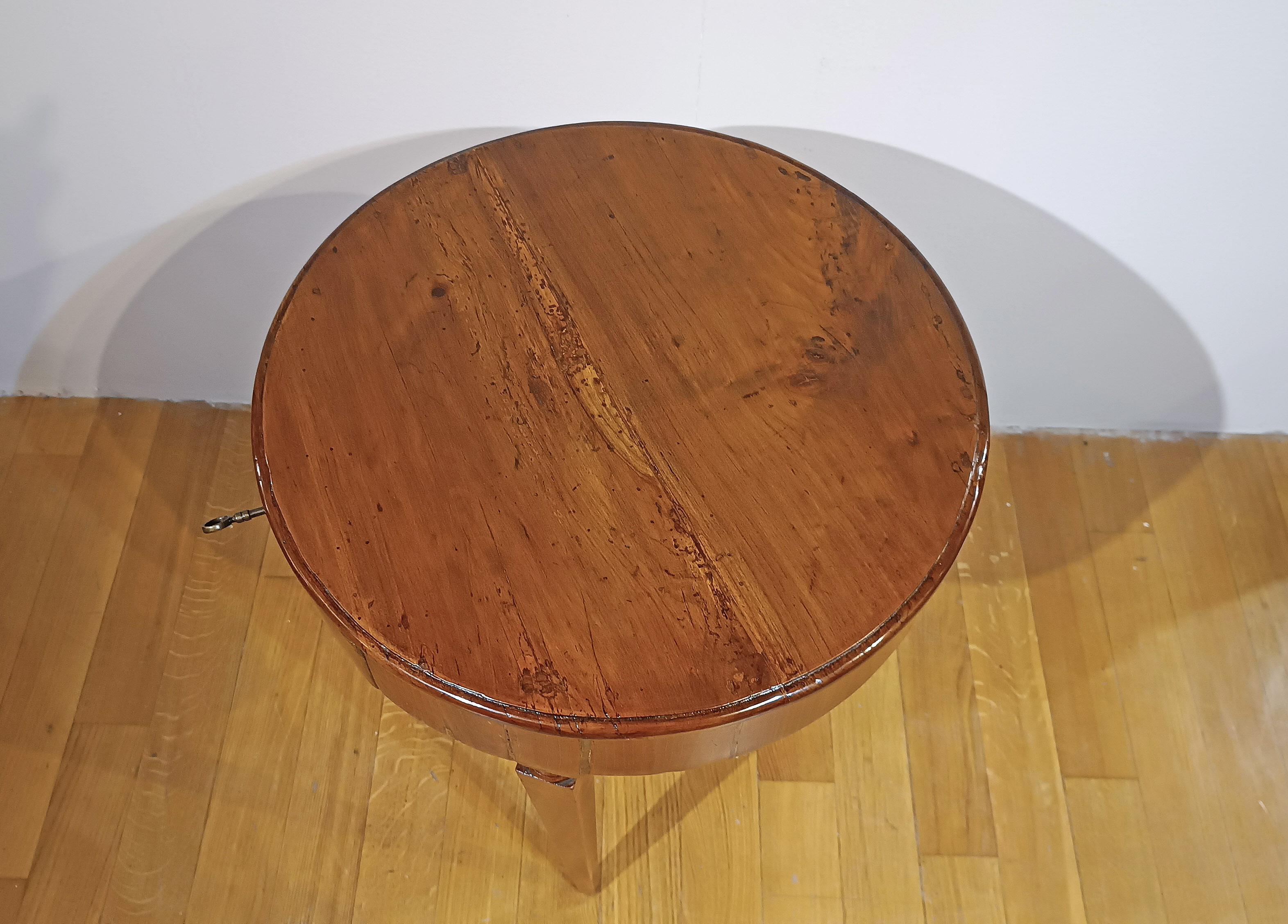 XVIII secolo TAVOLO DA CAFFE' IN NOCE DELLA SECONDA METÀ DEL XVIII SECOLO DI LOUIS XVI in vendita