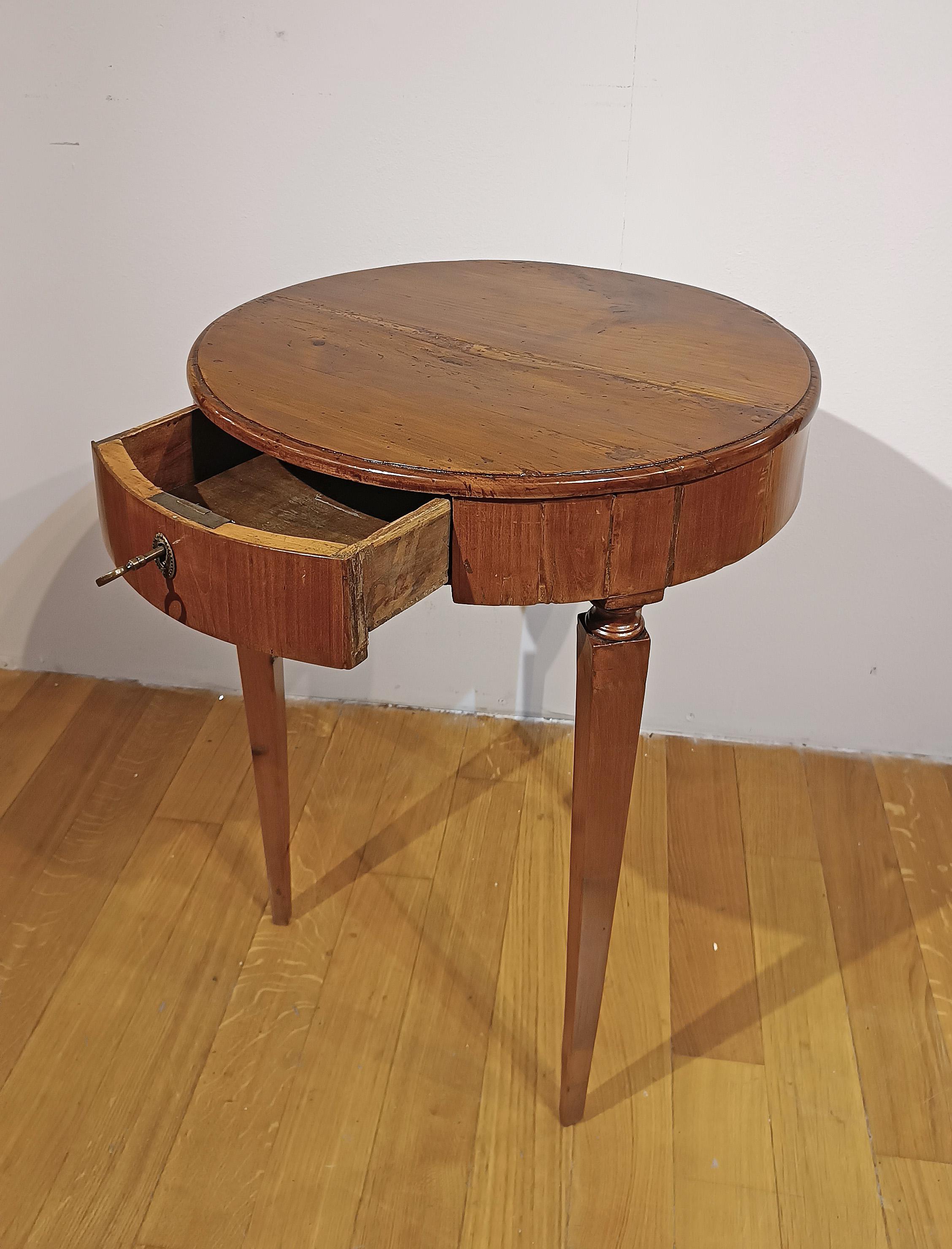 Noce TAVOLO DA CAFFE' IN NOCE DELLA SECONDA METÀ DEL XVIII SECOLO DI LOUIS XVI in vendita