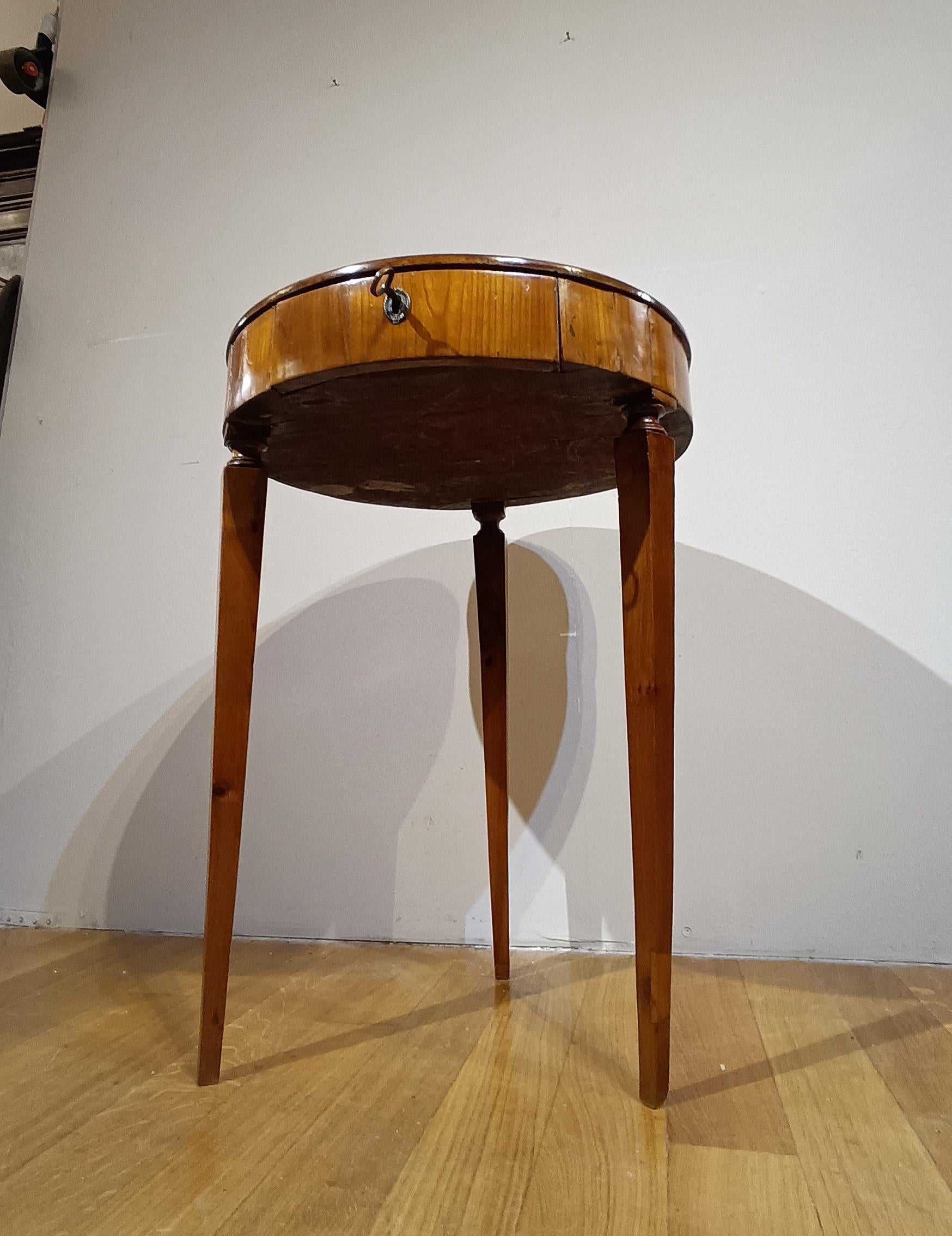 TAVOLO DA CAFFE' IN NOCE DELLA SECONDA METÀ DEL XVIII SECOLO DI LOUIS XVI in vendita 1