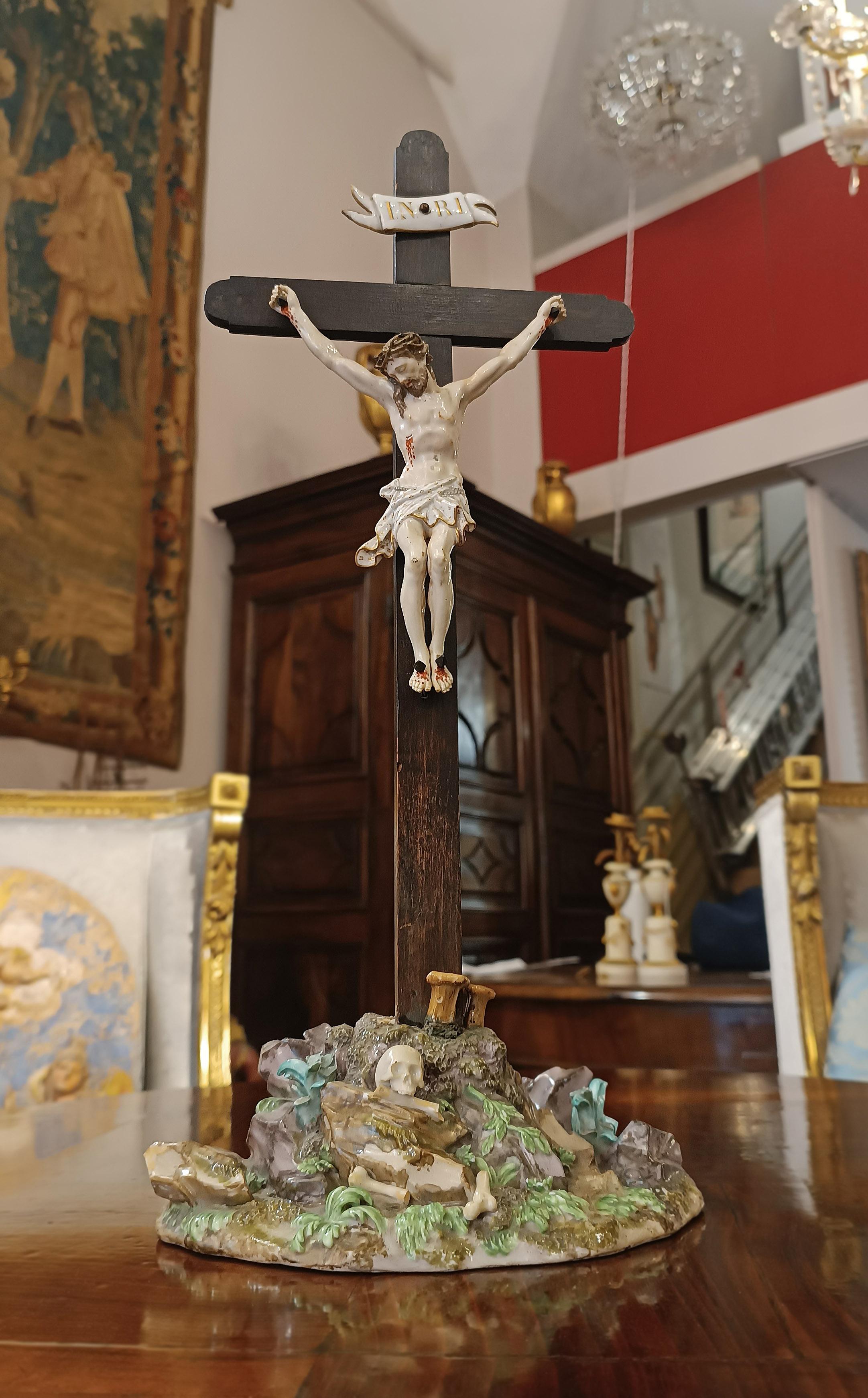 SECOND HALF OF THE 18th CENTURY MEISSEN PORCELAIN CRUCIFIX For Sale 4