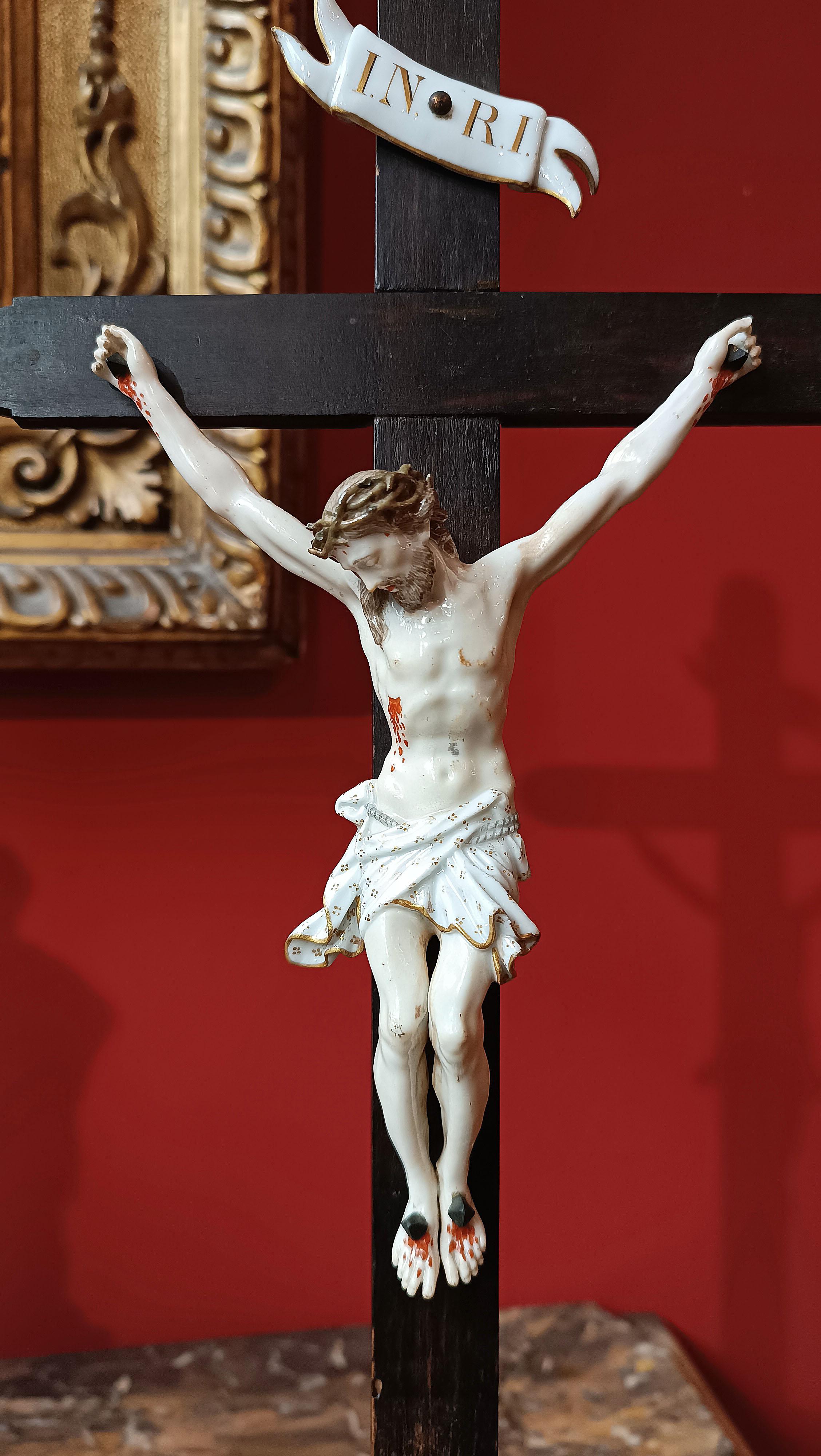 SECOND HALF OF THE 18th CENTURY MEISSEN PORCELAIN CRUCIFIX For Sale 5