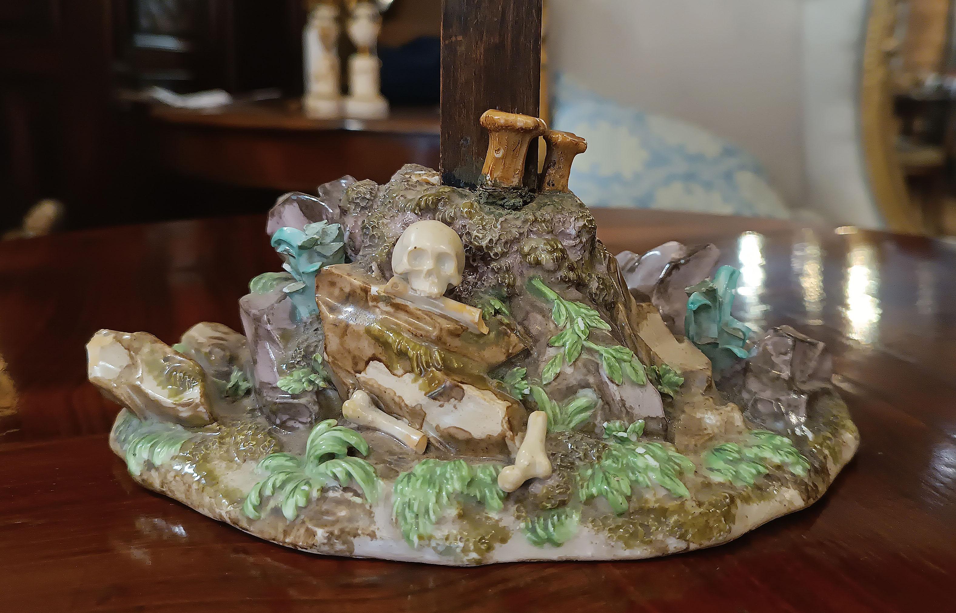 18th Century SECOND HALF OF THE 18th CENTURY MEISSEN PORCELAIN CRUCIFIX For Sale