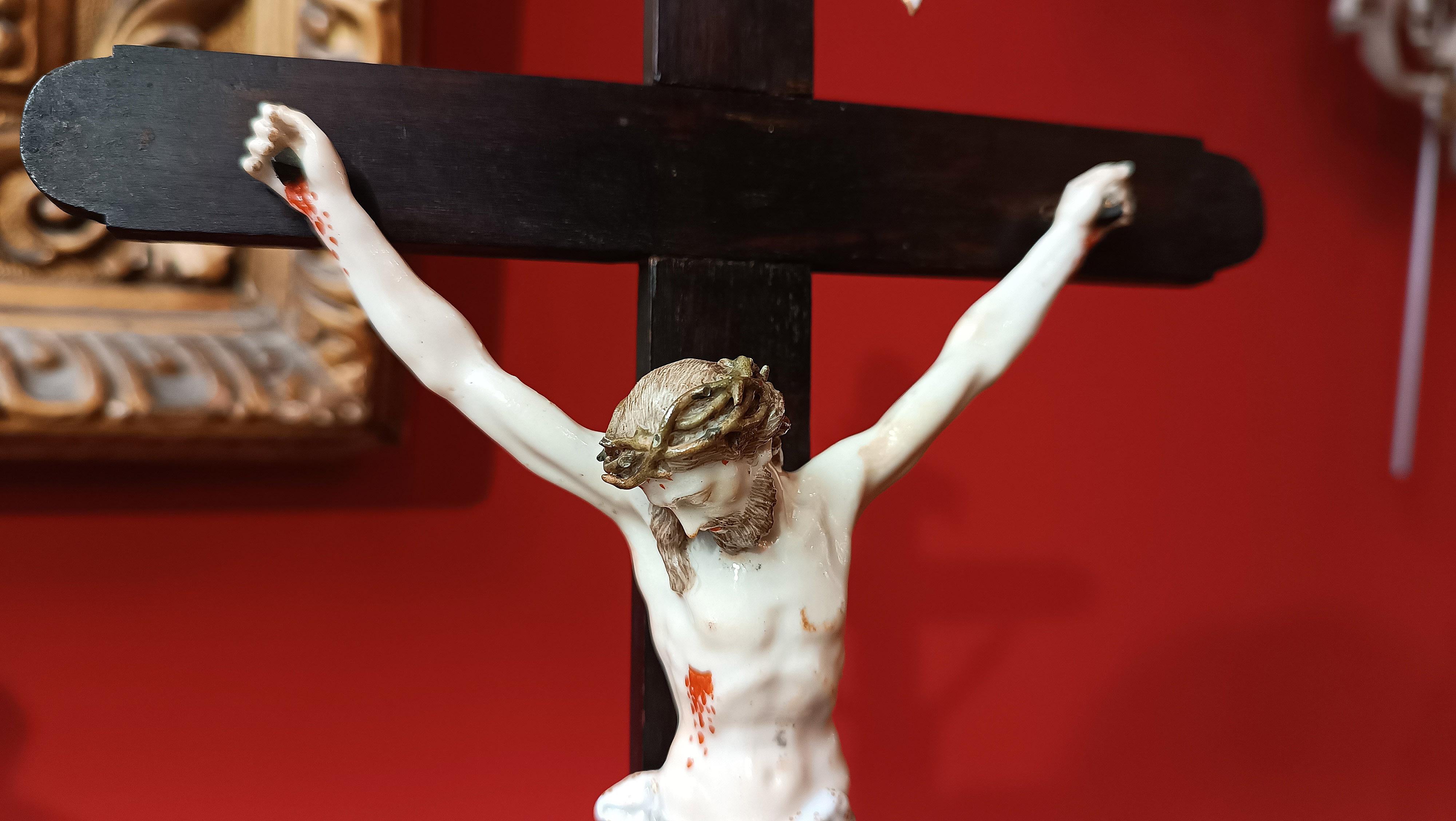 SECOND HALF OF THE 18th CENTURY MEISSEN PORCELAIN CRUCIFIX For Sale 1