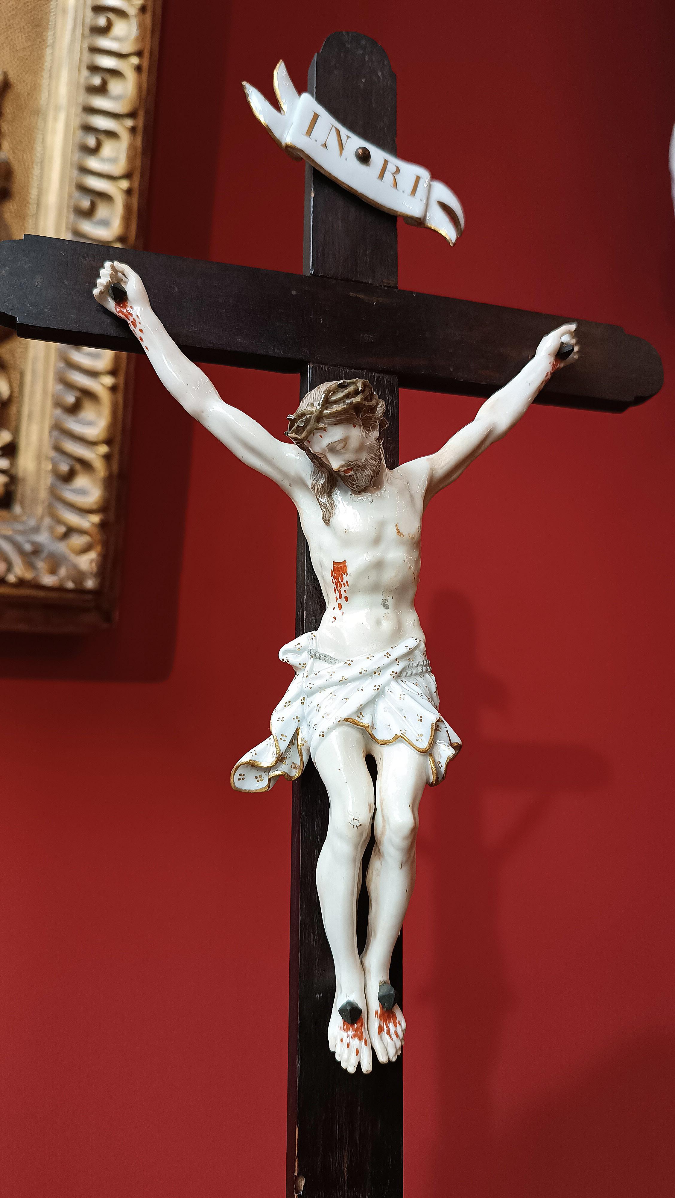 SECOND HALF OF THE 18th CENTURY MEISSEN PORCELAIN CRUCIFIX For Sale 2