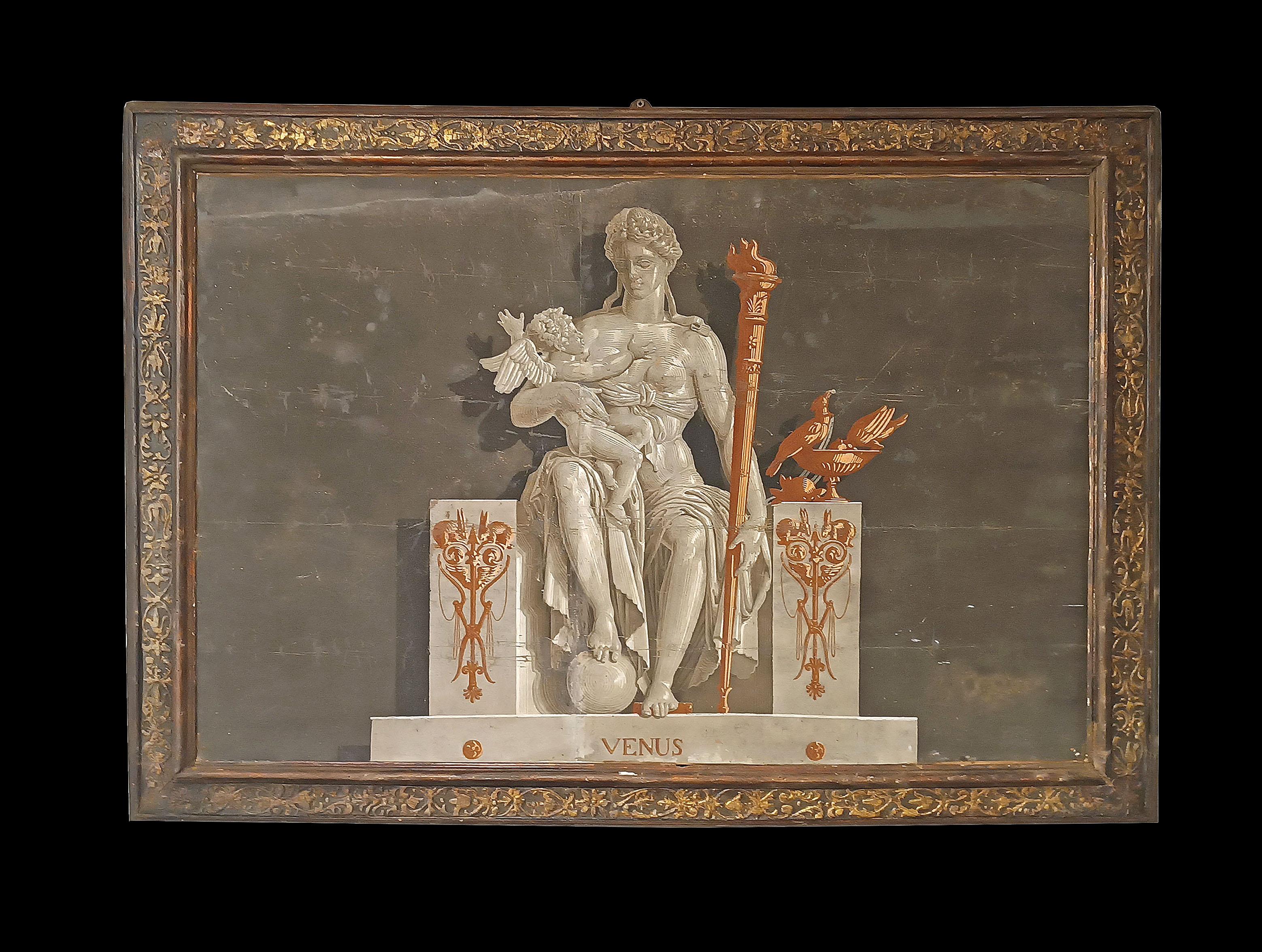 Maravilloso papier peint pintado al temple magro sobre papel, aplicado sobre lienzo, con marco de madera tallada, pintado al temple y pasta de oro. El papier peint representa a Venus como si fuera una estatua sentada en un trono de mármol. En el