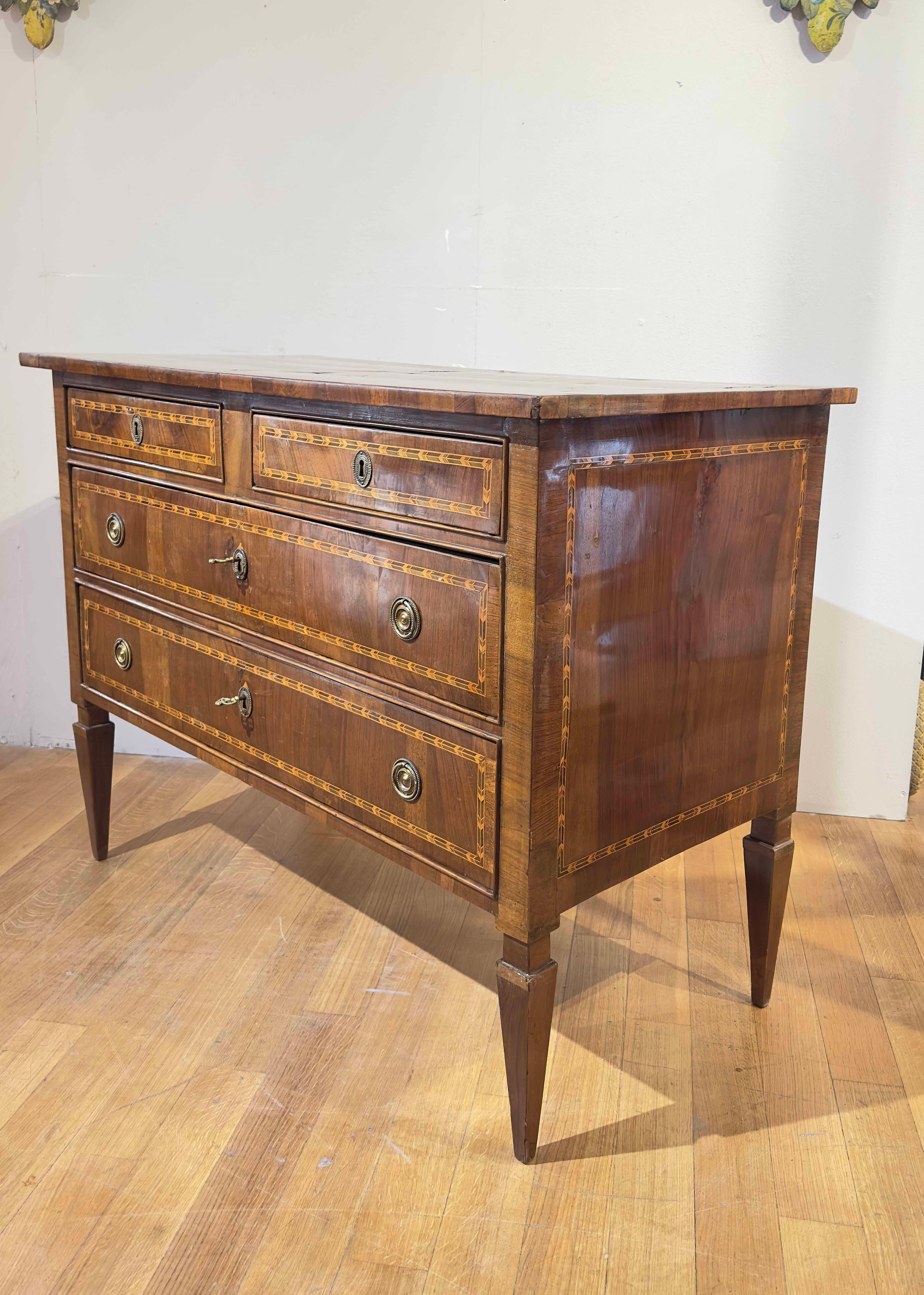 Néoclassique SECONDE MOITIÉ DU 18e SIÈCLE Commode en noyer néoclassique en vente