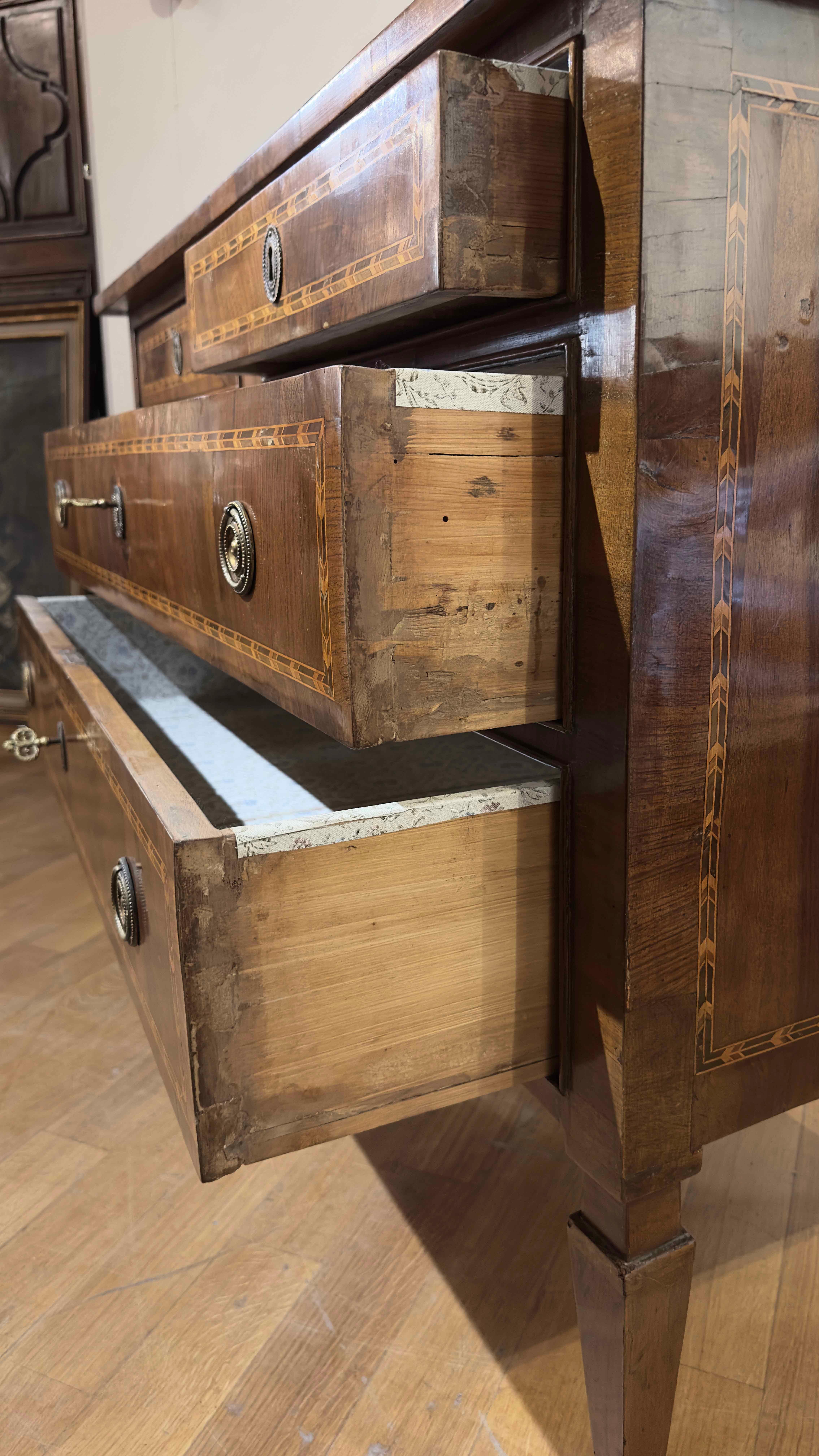 SECONDE MOITIÉ DU 18e SIÈCLE Commode en noyer néoclassique Bon état - En vente à Firenze, FI