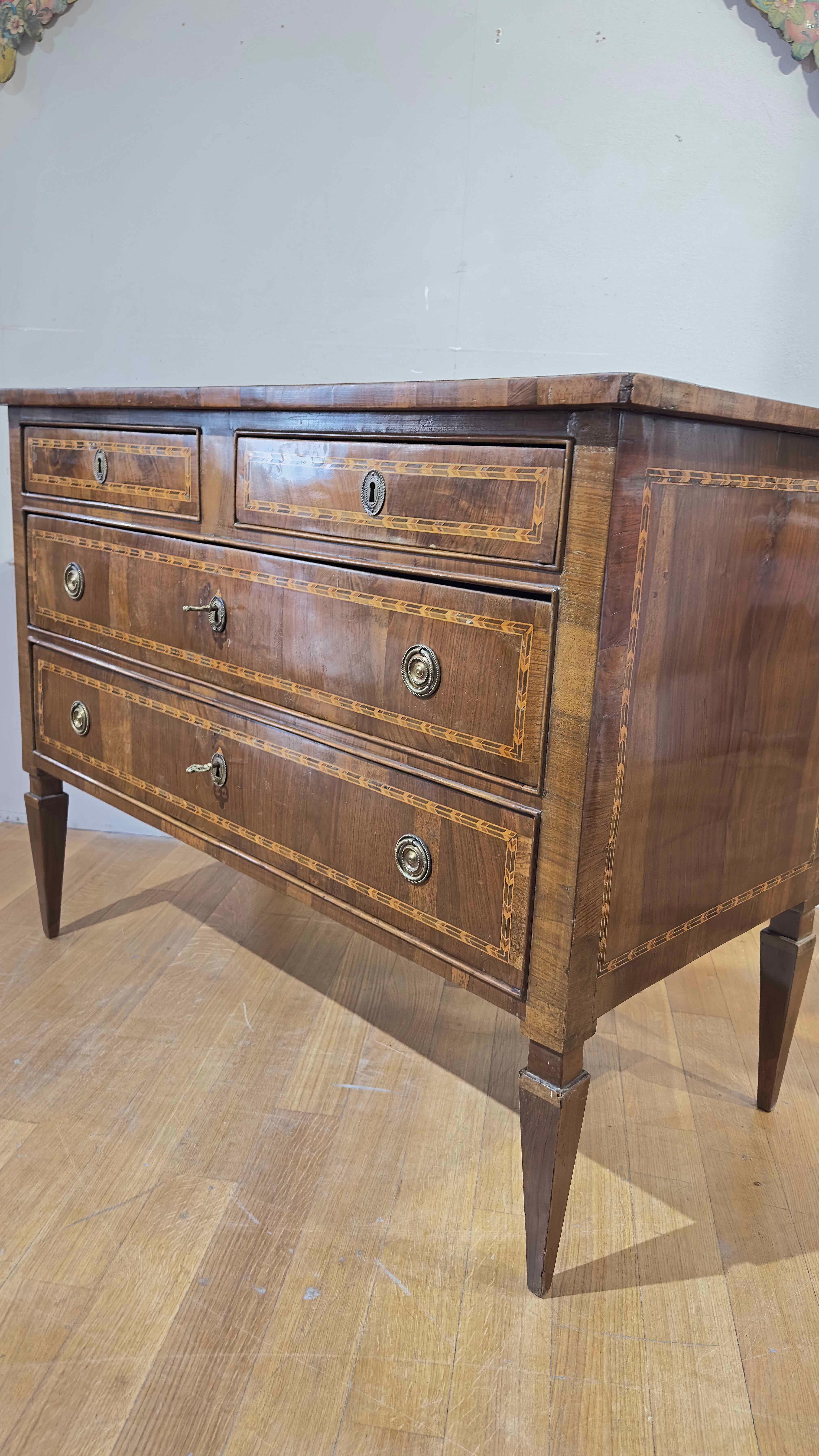 XVIIIe siècle SECONDE MOITIÉ DU 18e SIÈCLE Commode en noyer néoclassique en vente