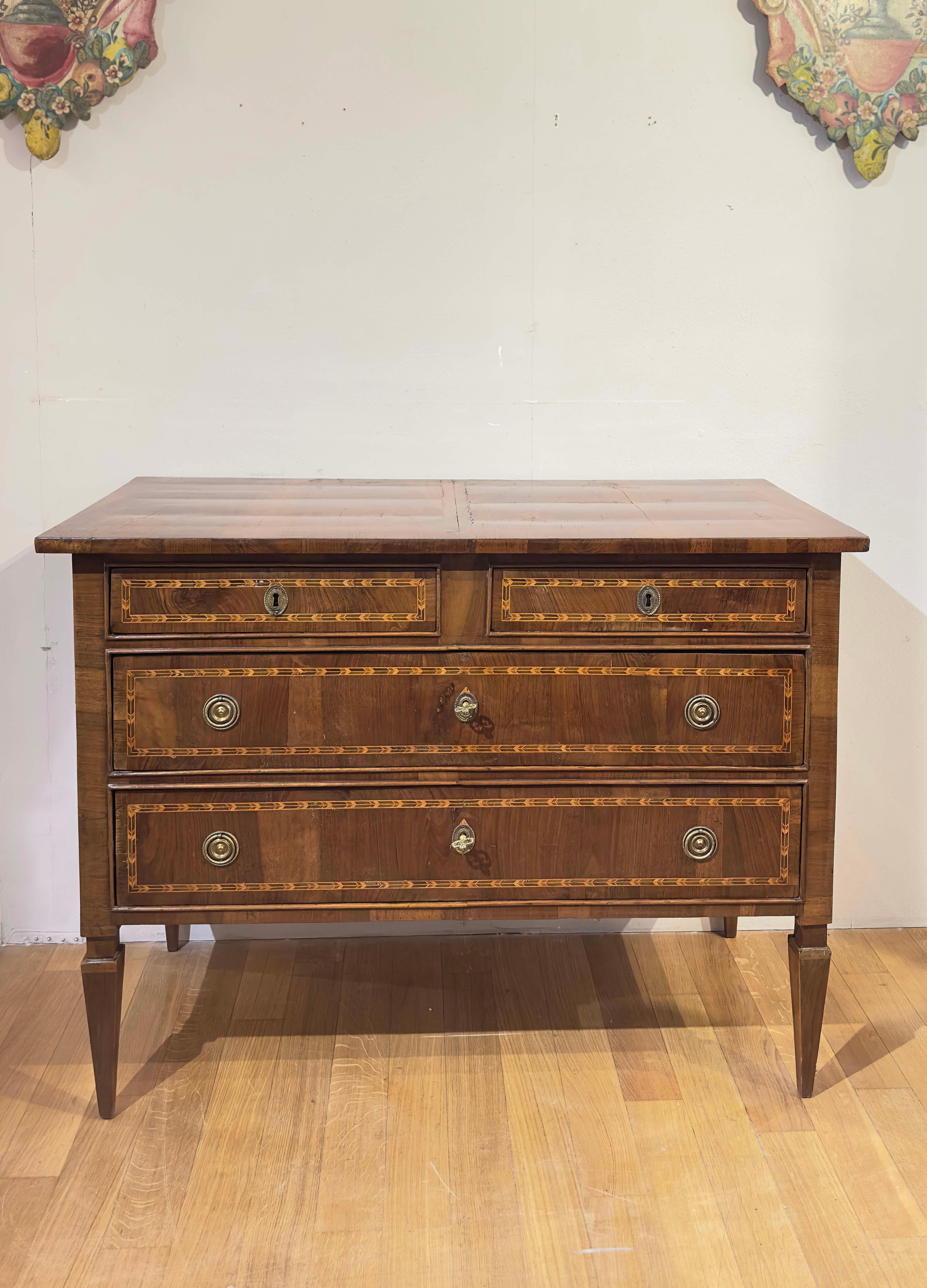 SECONDE MOITIÉ DU 18e SIÈCLE Commode en noyer néoclassique en vente 1