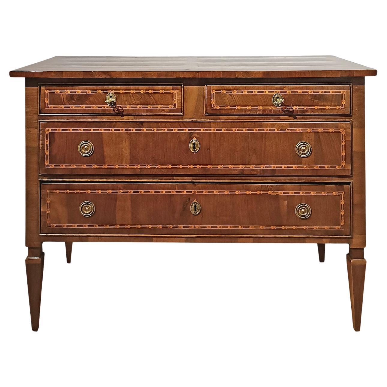 Cómoda neoclásica de piel de nogal de la segunda mitad del siglo xviii en venta