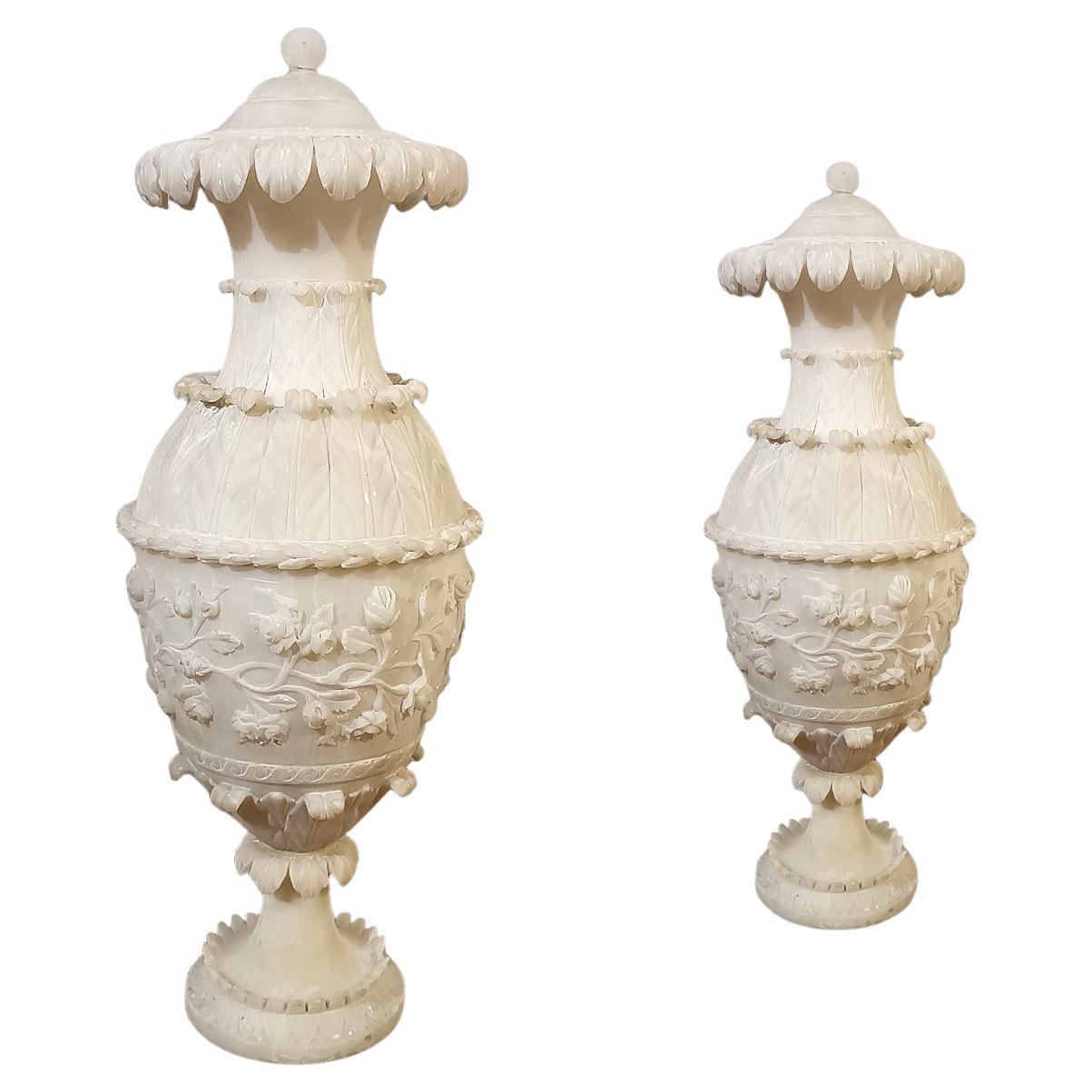 SECOND HALF OF THE 18th CENTURY PAIR OF ALABASTER VASES en venta