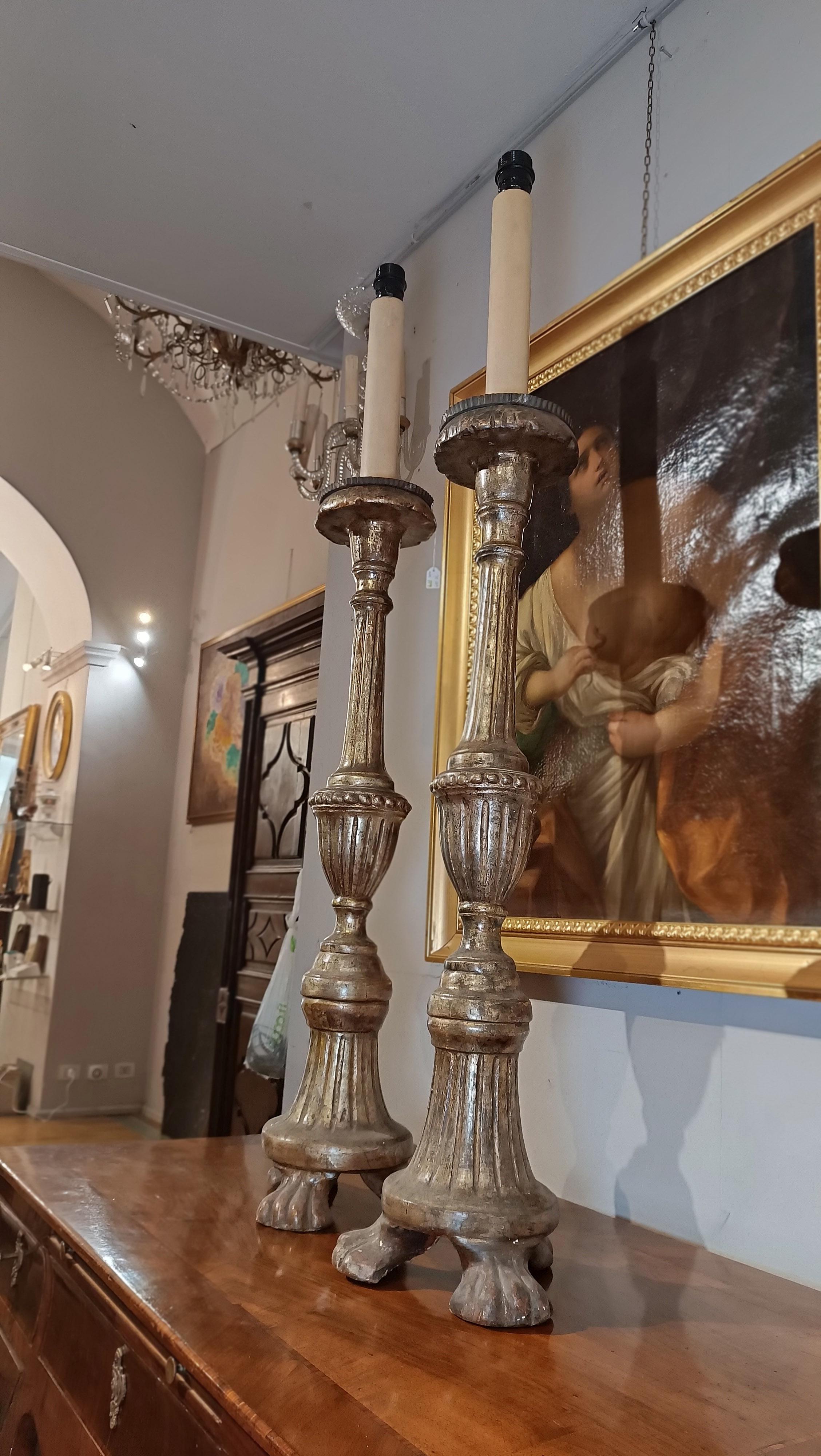 Par de candelabros de la segunda mitad del siglo xviii Tallado a mano en venta
