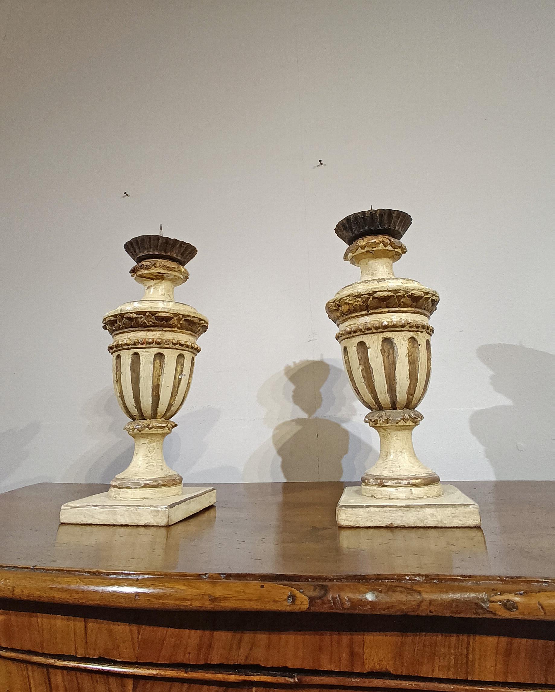 SECOND HALF OF THE 18th CENTURY PAIR OF LACQUERED AND GILT CANDELABRA For Sale 1