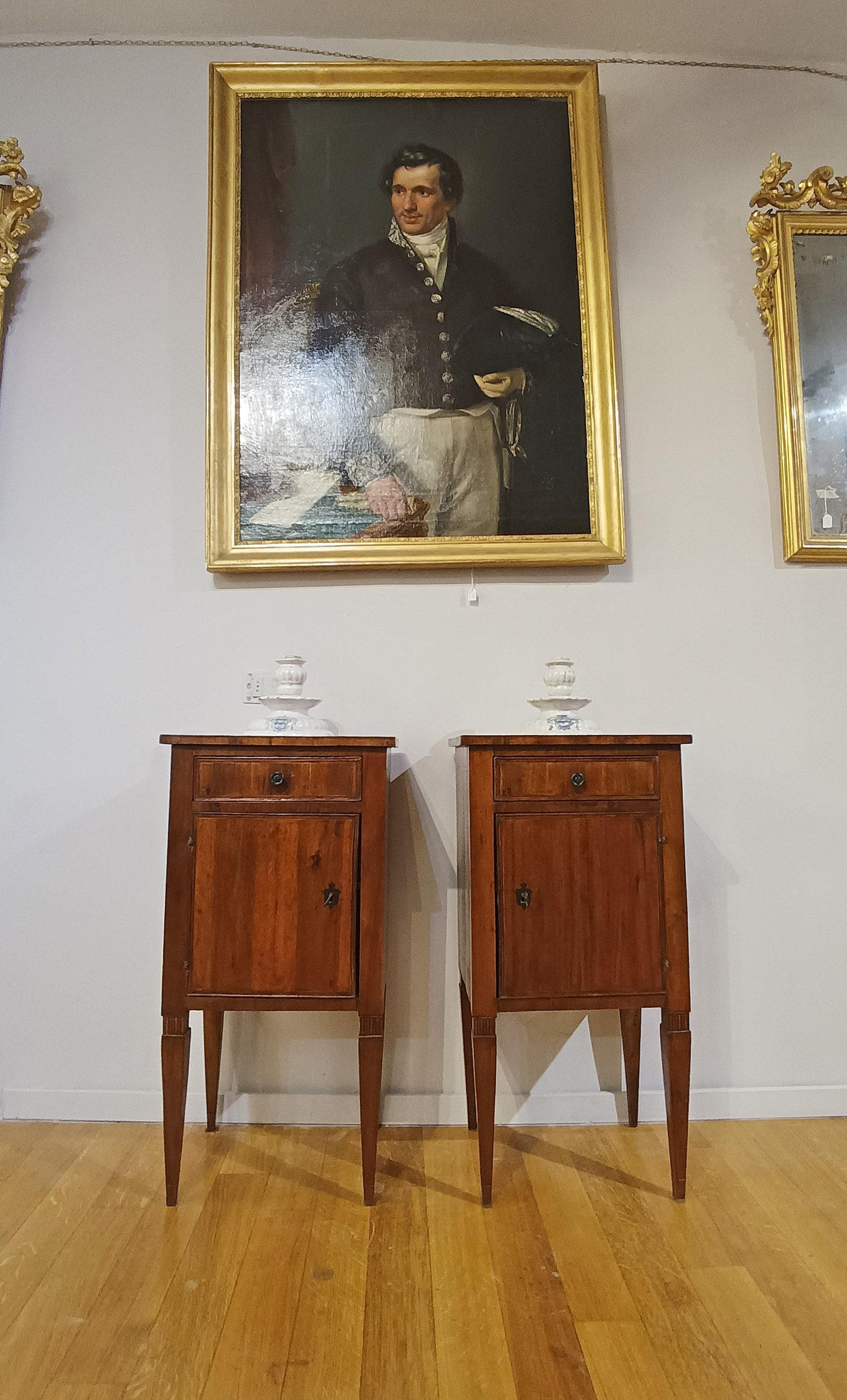 SECOND HALF OF THE 18th CENTURY PAIR OF NEOCLASSIC BEDSIDE TABLES en vente 2
