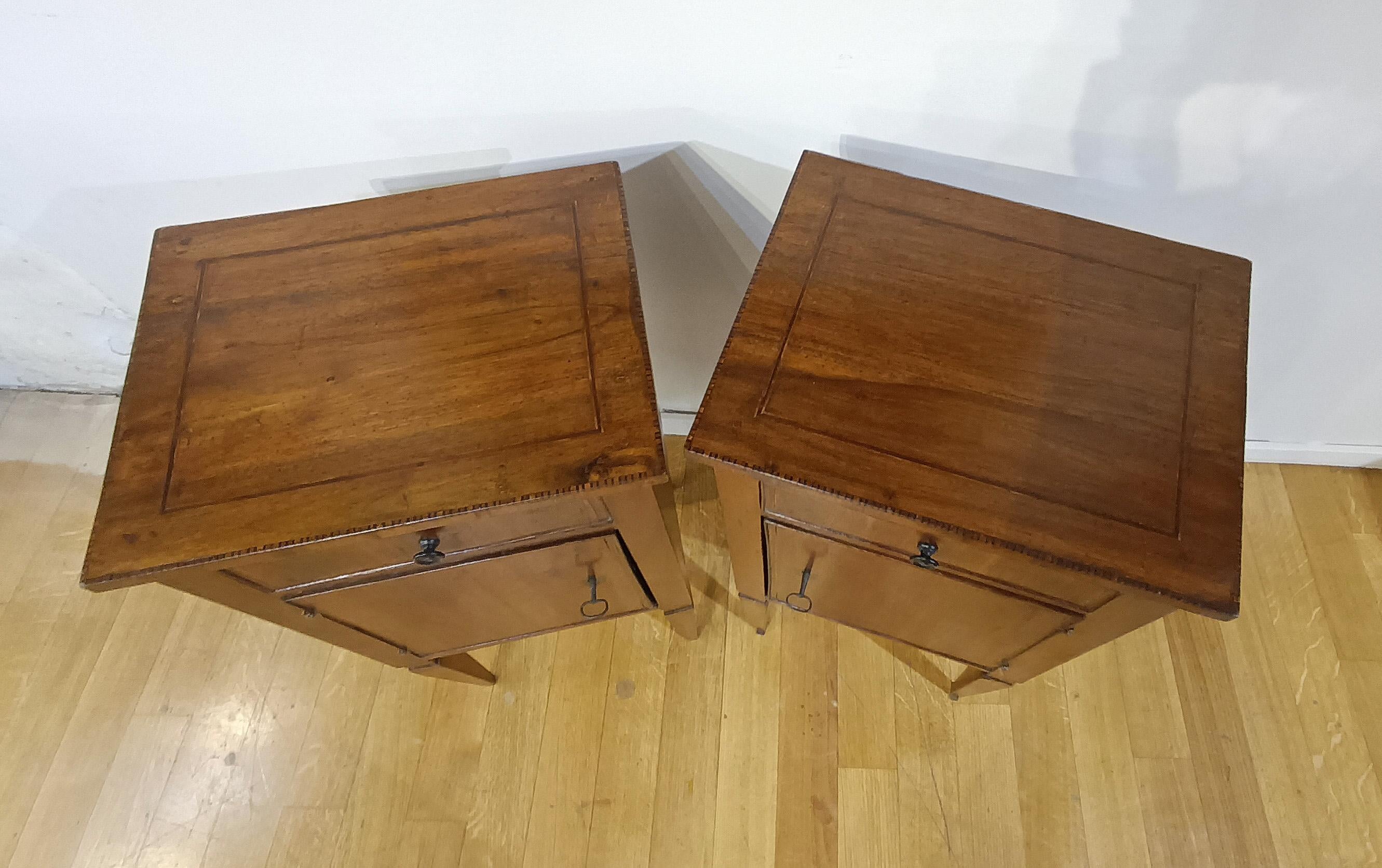 SECOND HALF OF THE 18th CENTURY PAIR OF NEOCLASSIC BEDSIDE TABLES en vente 3