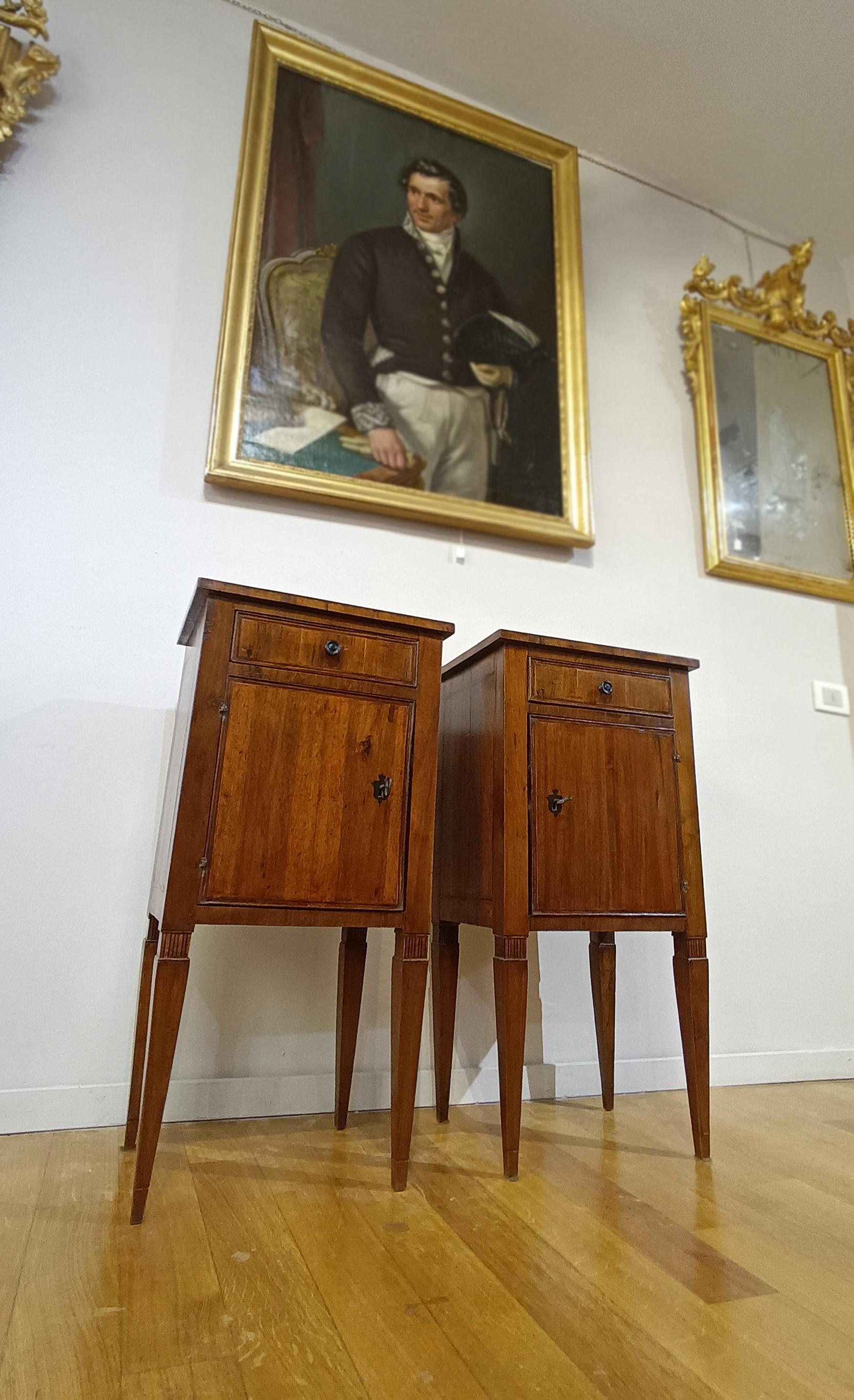 SECOND HALF OF THE 18th CENTURY PAIR OF NEOCLASSIC BEDSIDE TABLES en vente 4
