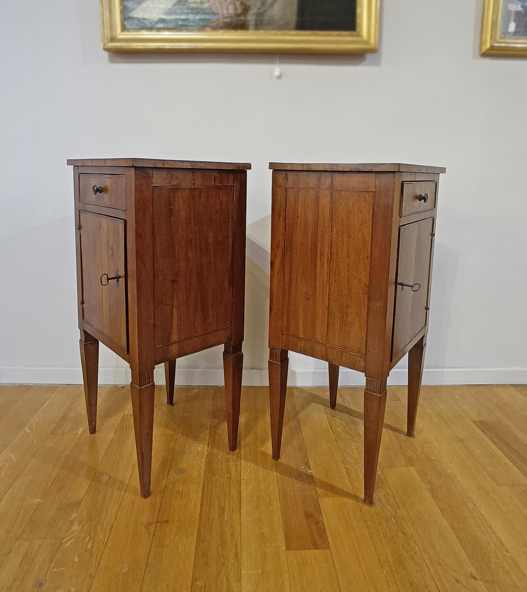 Néo-classique SECOND HALF OF THE 18th CENTURY PAIR OF NEOCLASSIC BEDSIDE TABLES en vente