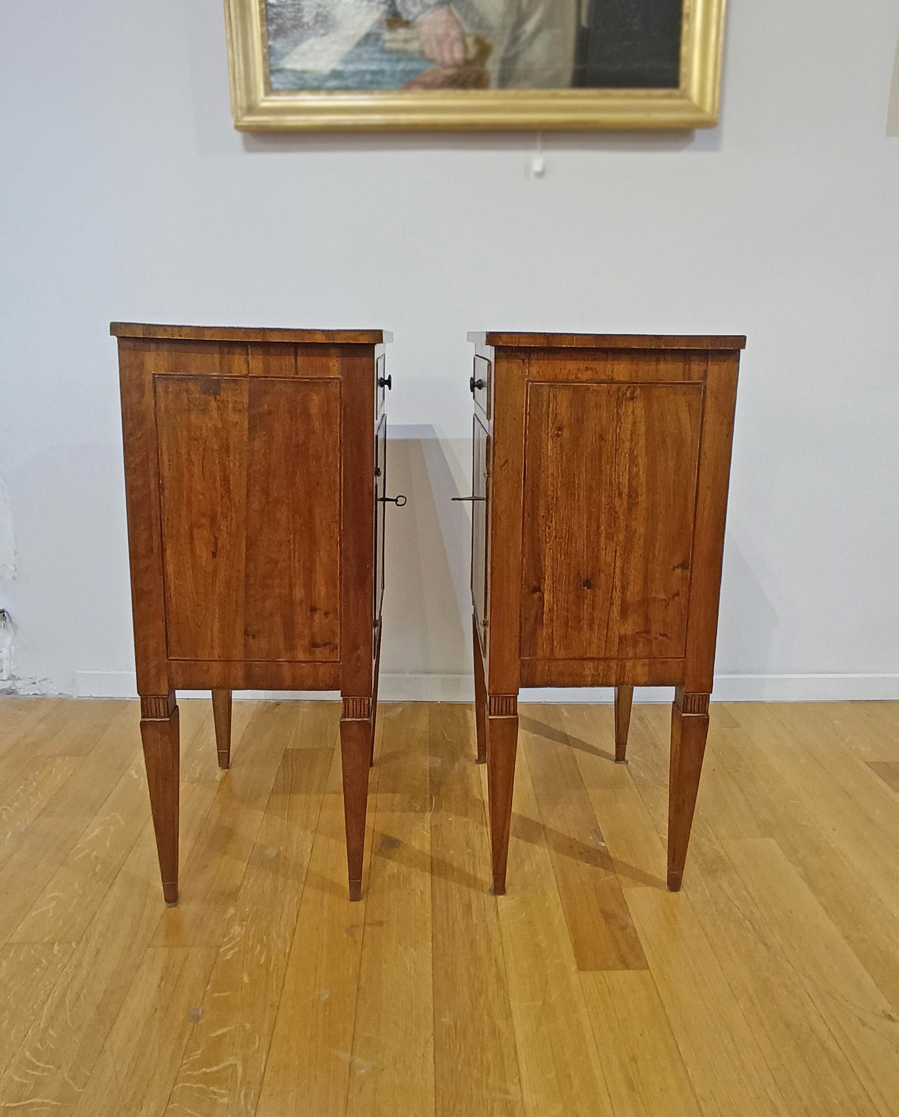 Italian SECOND HALF OF THE 18th CENTURY PAIR OF NEOCLASSIC BEDSIDE TABLES en vente