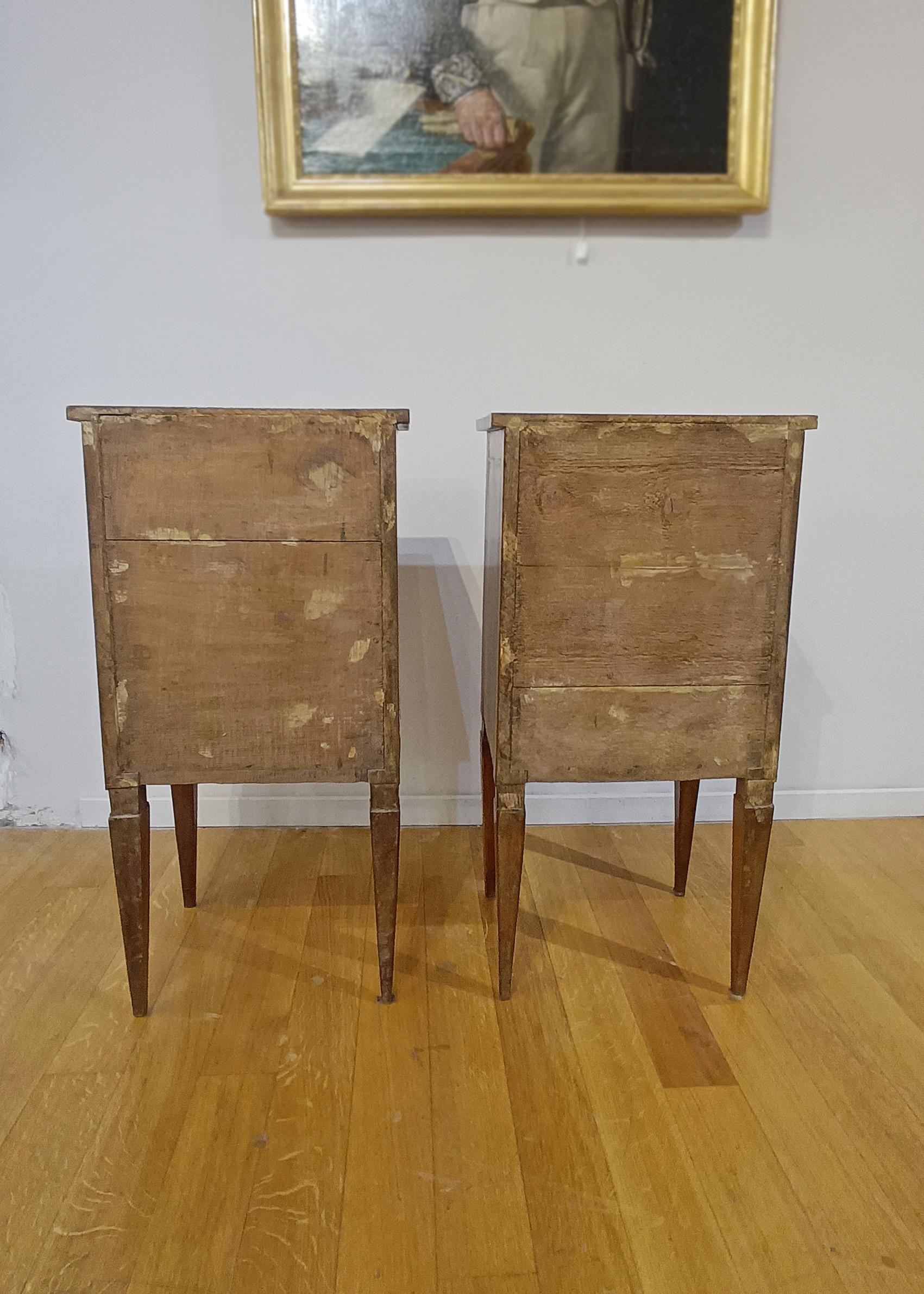 Sculpté à la main SECOND HALF OF THE 18th CENTURY PAIR OF NEOCLASSIC BEDSIDE TABLES en vente