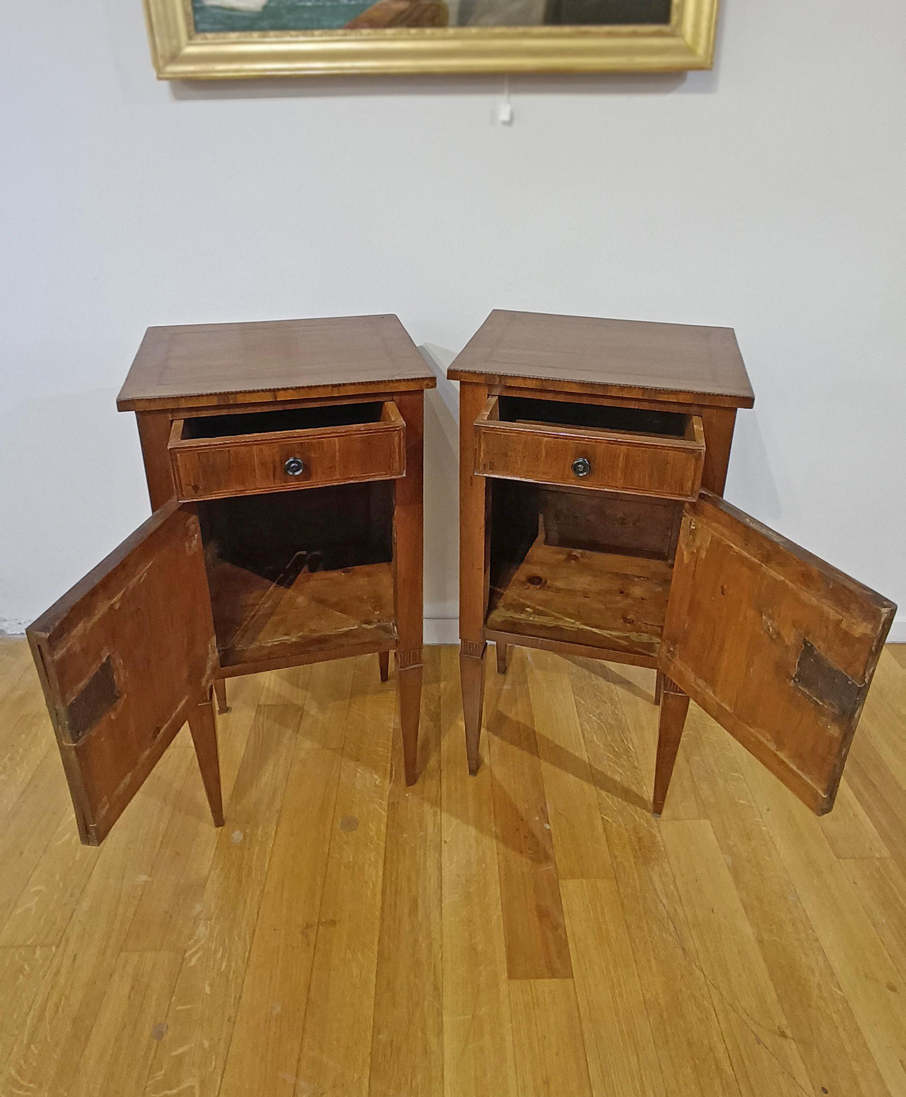 SECOND HALF OF THE 18th CENTURY PAIR OF NEOCLASSIC BEDSIDE TABLES Bon état - En vente à Firenze, FI