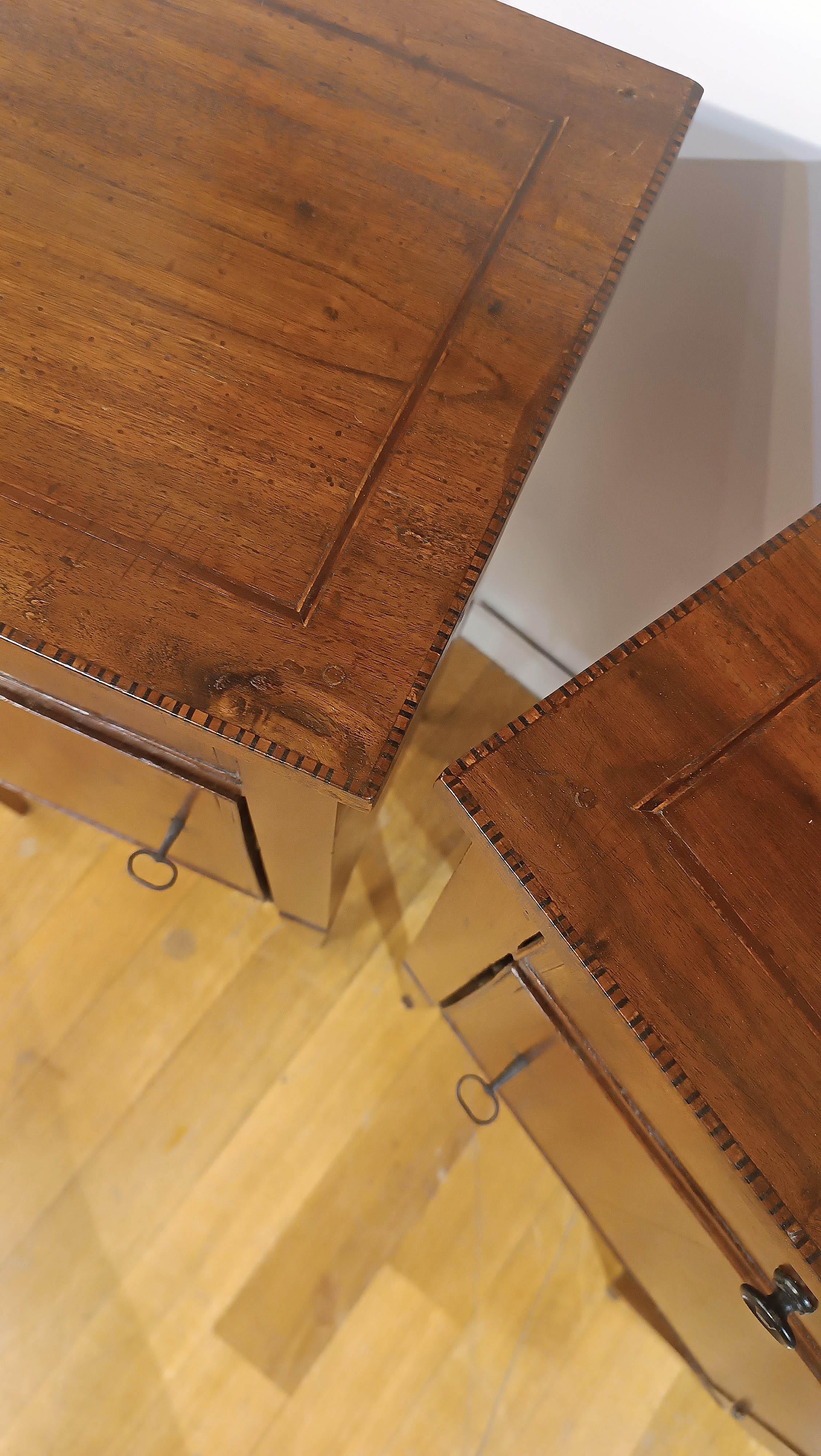 18th Century SECOND HALF OF THE 18th CENTURY PAIR OF NEOCLASSIC BEDSIDE TABLES en vente