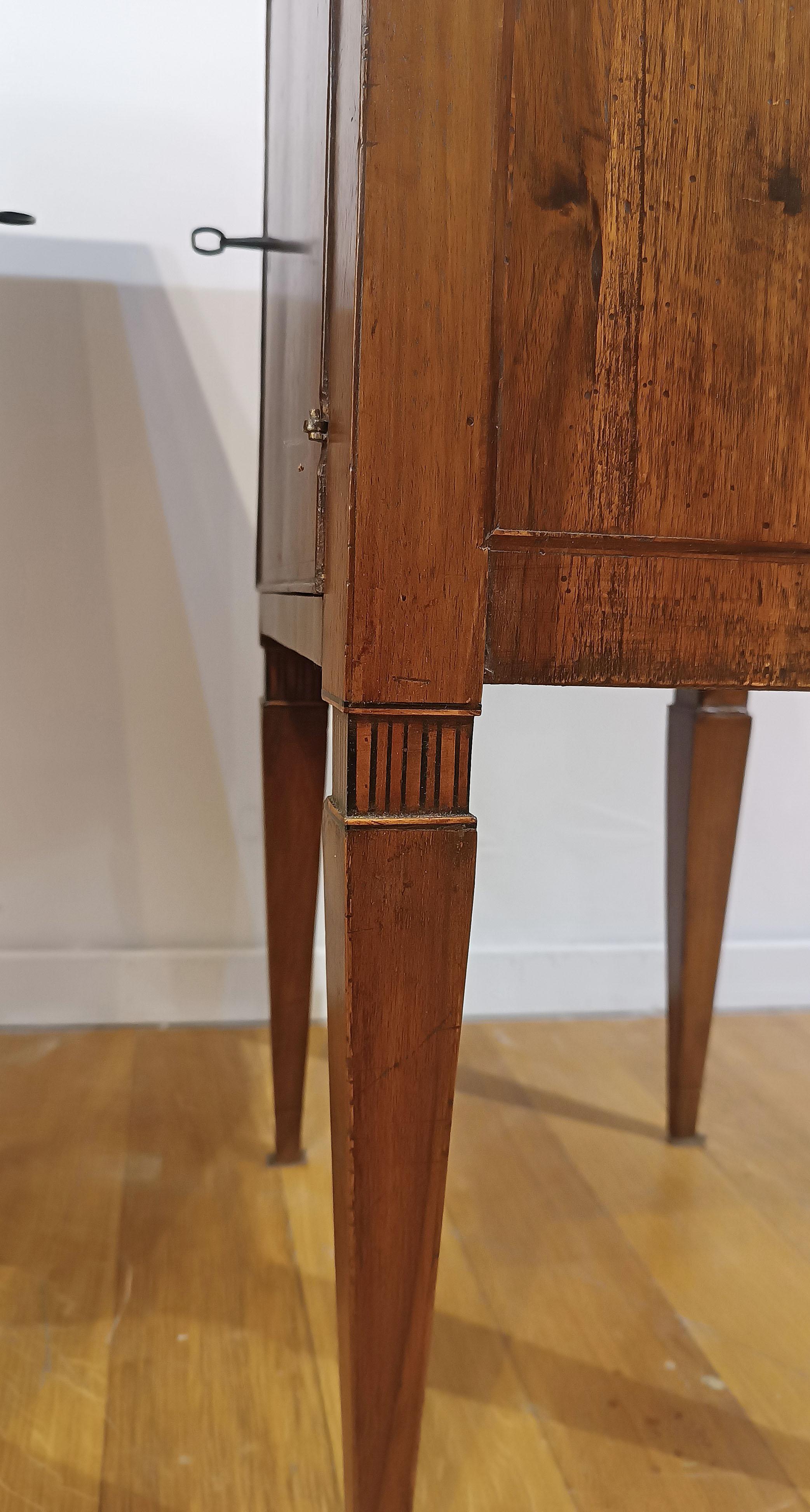 Fruitiers SECOND HALF OF THE 18th CENTURY PAIR OF NEOCLASSIC BEDSIDE TABLES en vente