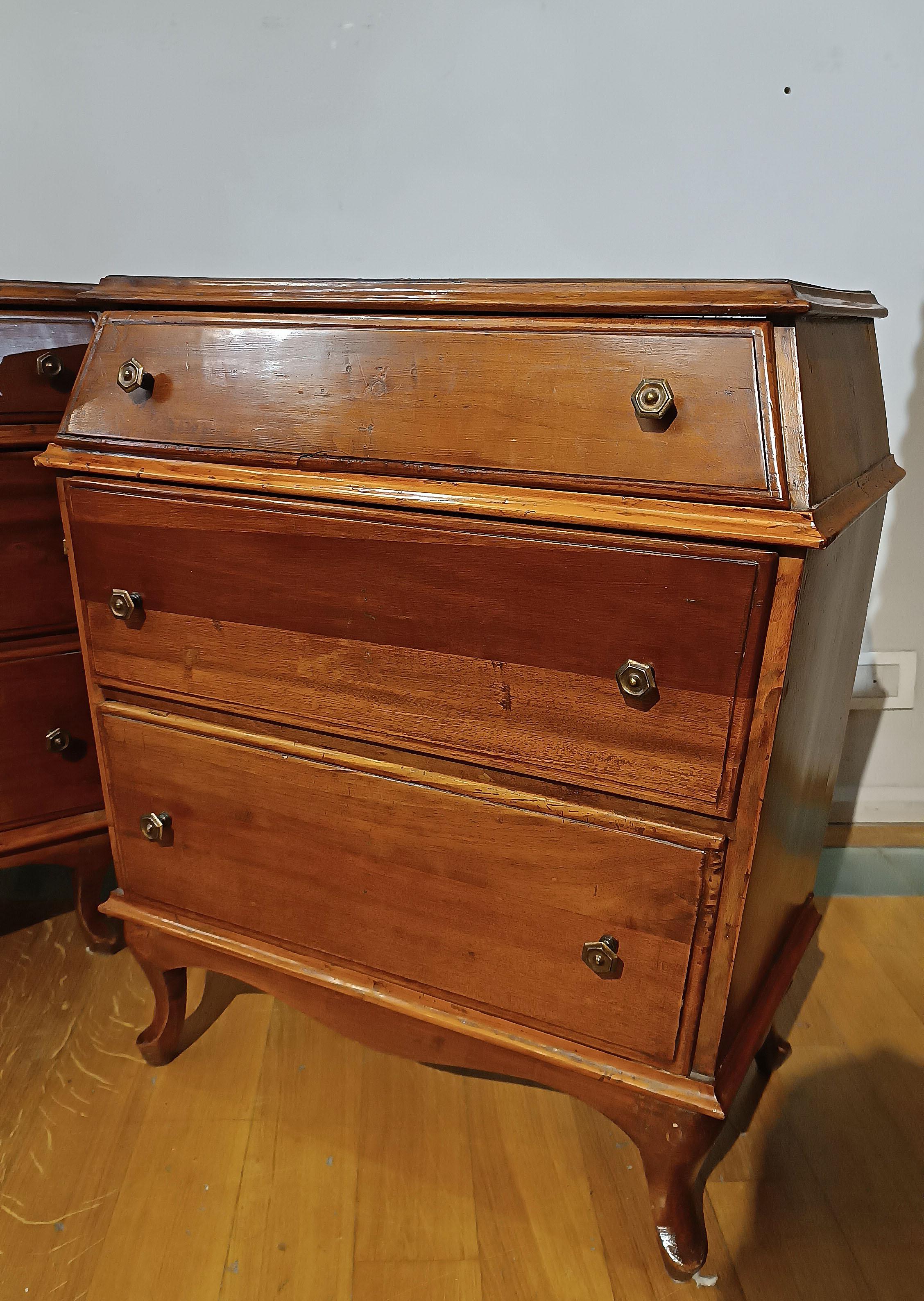 SECOND HALF OF THE 18th CENTURY PAIR OF VENETIAN BLONDE WALNUT BEDSIDE TABLES For Sale 3