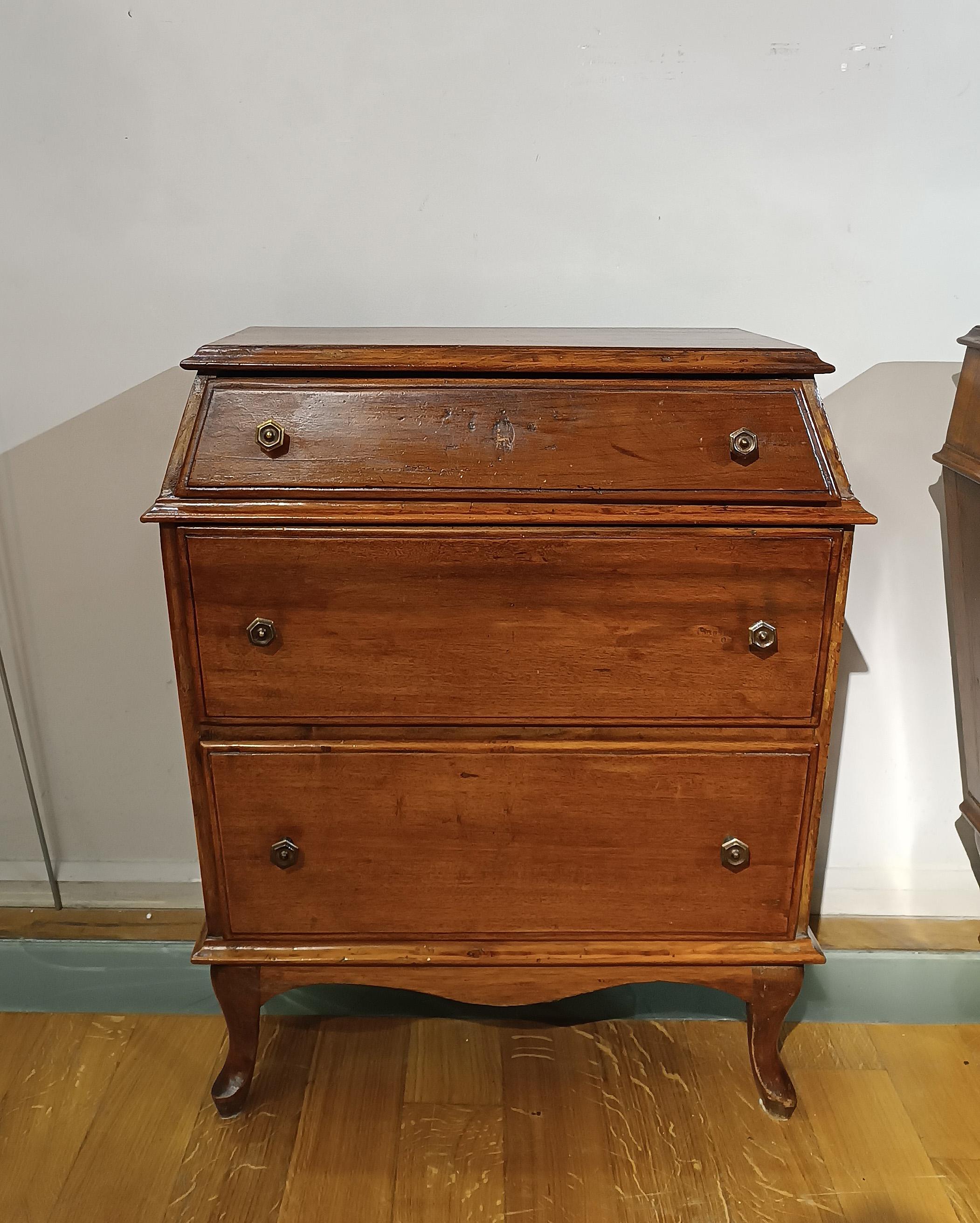 SECOND HALF OF THE 18th CENTURY PAIR OF VENETIAN BLONDE WALNUT BEDSIDE TABLES For Sale 4