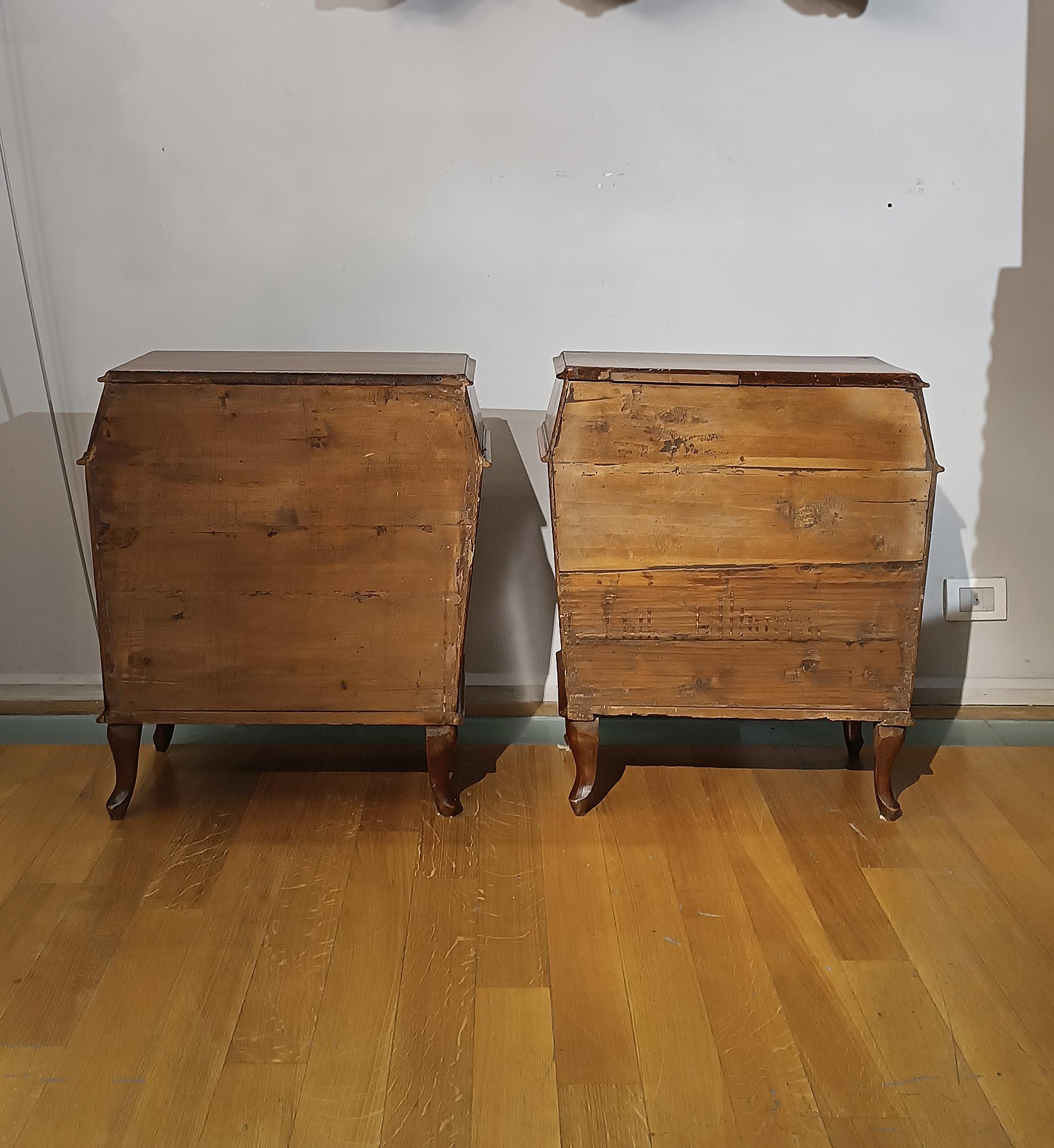 Hand-Carved SECOND HALF OF THE 18th CENTURY PAIR OF VENETIAN BLONDE WALNUT BEDSIDE TABLES For Sale