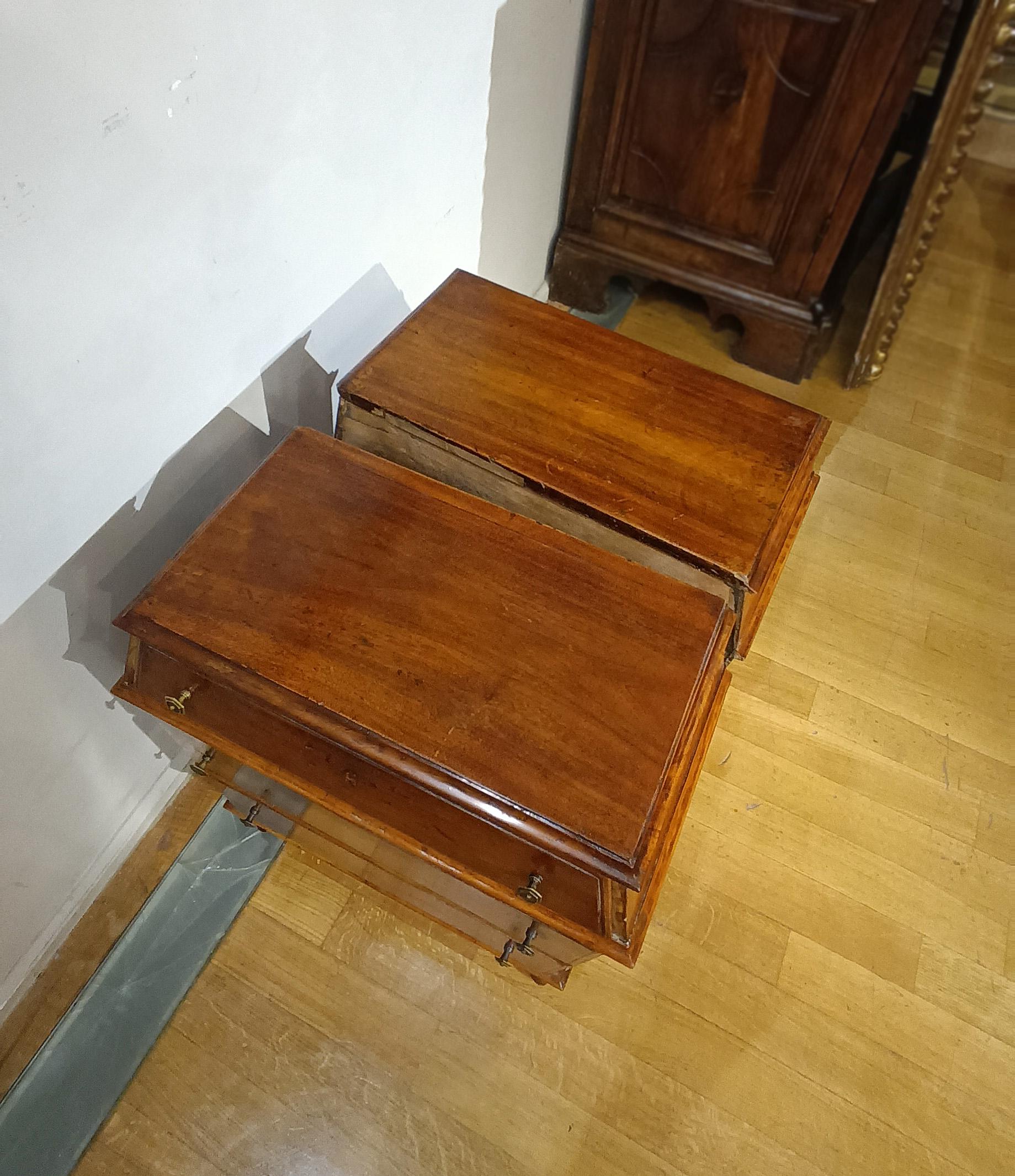 SECOND HALF OF THE 18th CENTURY PAIR OF VENETIAN BLONDE WALNUT BEDSIDE TABLES In Good Condition For Sale In Firenze, FI