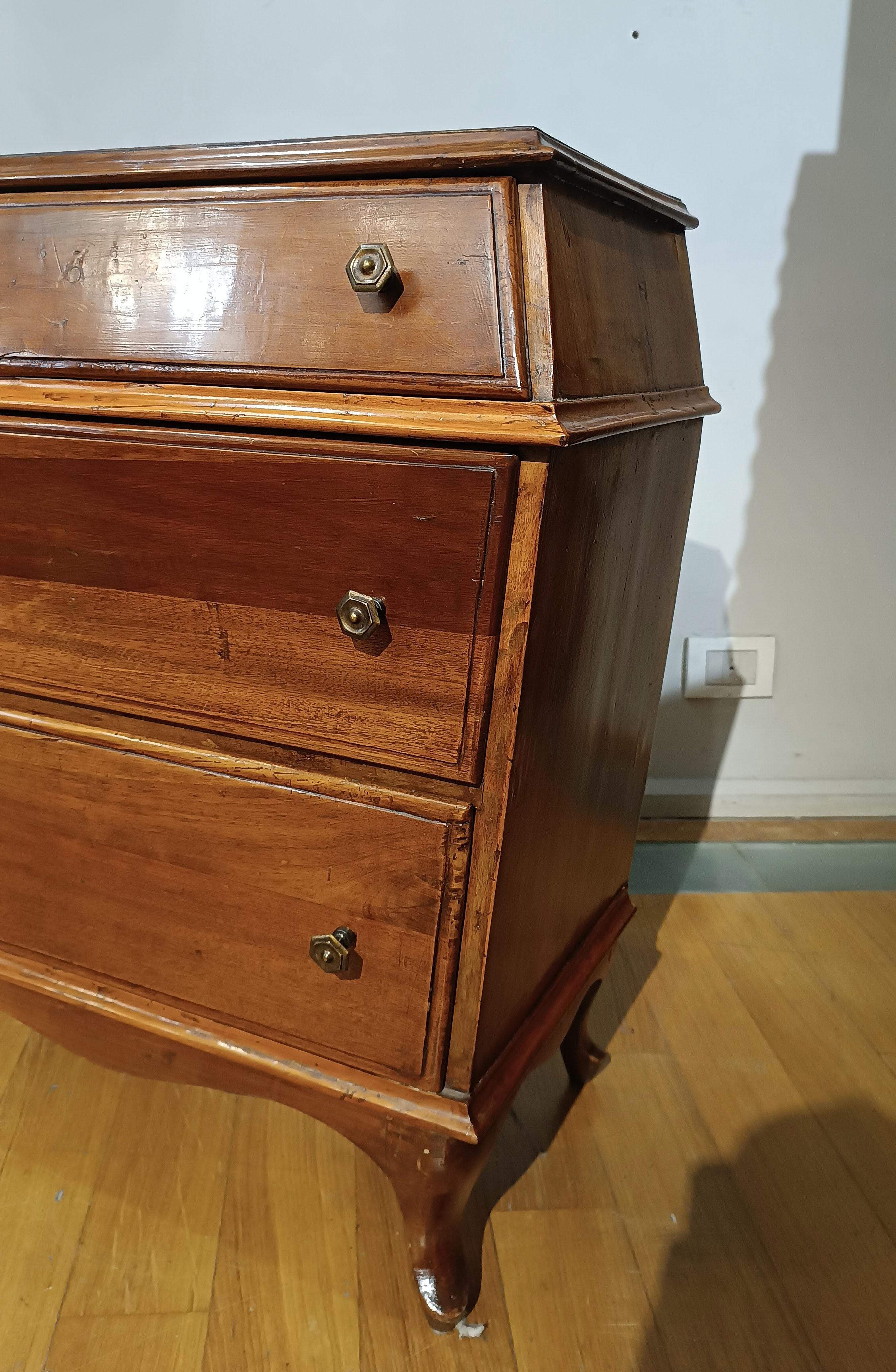 Nutwood SECOND HALF OF THE 18th CENTURY PAIR OF VENETIAN BLONDE WALNUT BEDSIDE TABLES For Sale